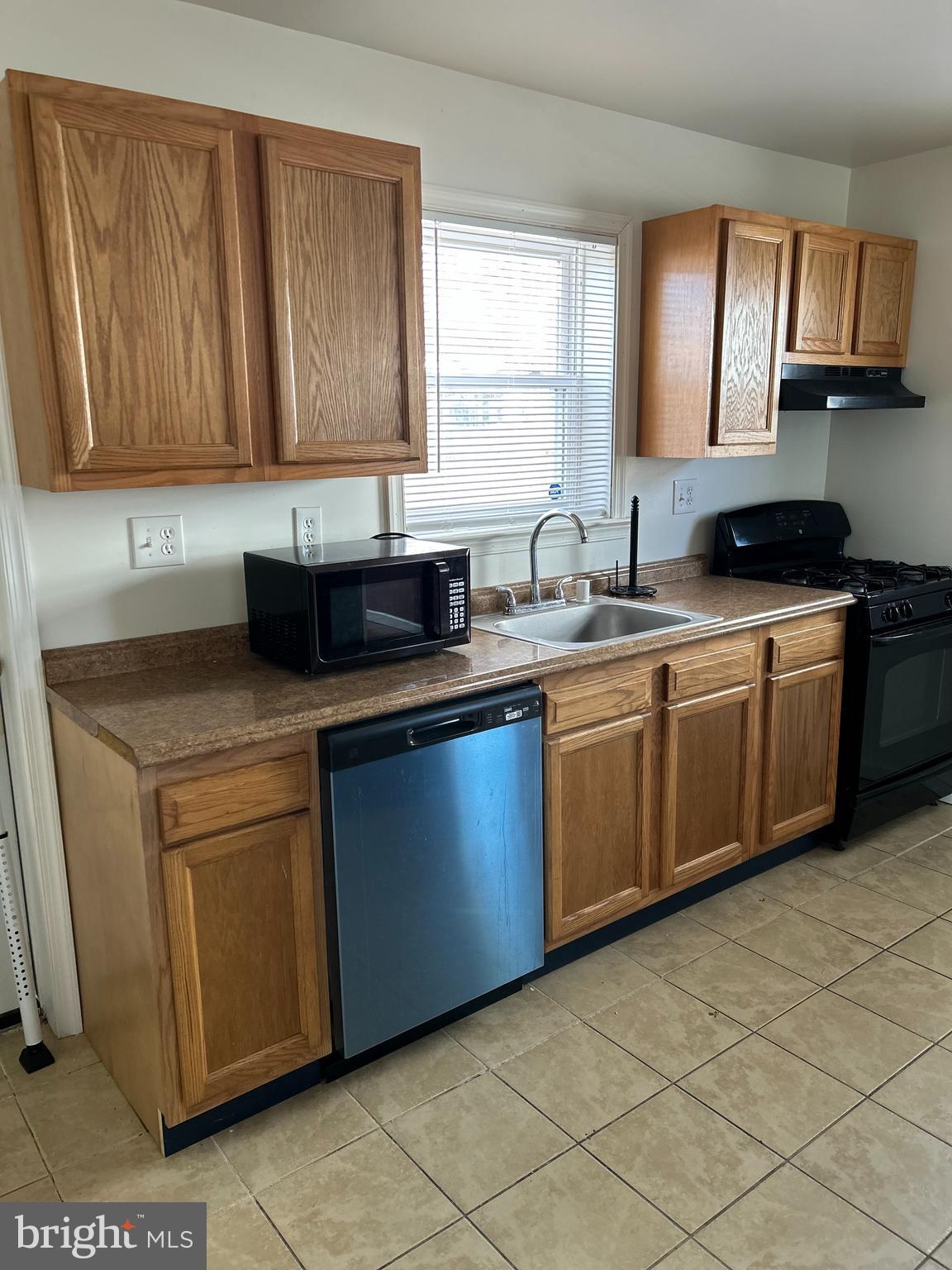 MORELAND GARDENS - Residential Lease