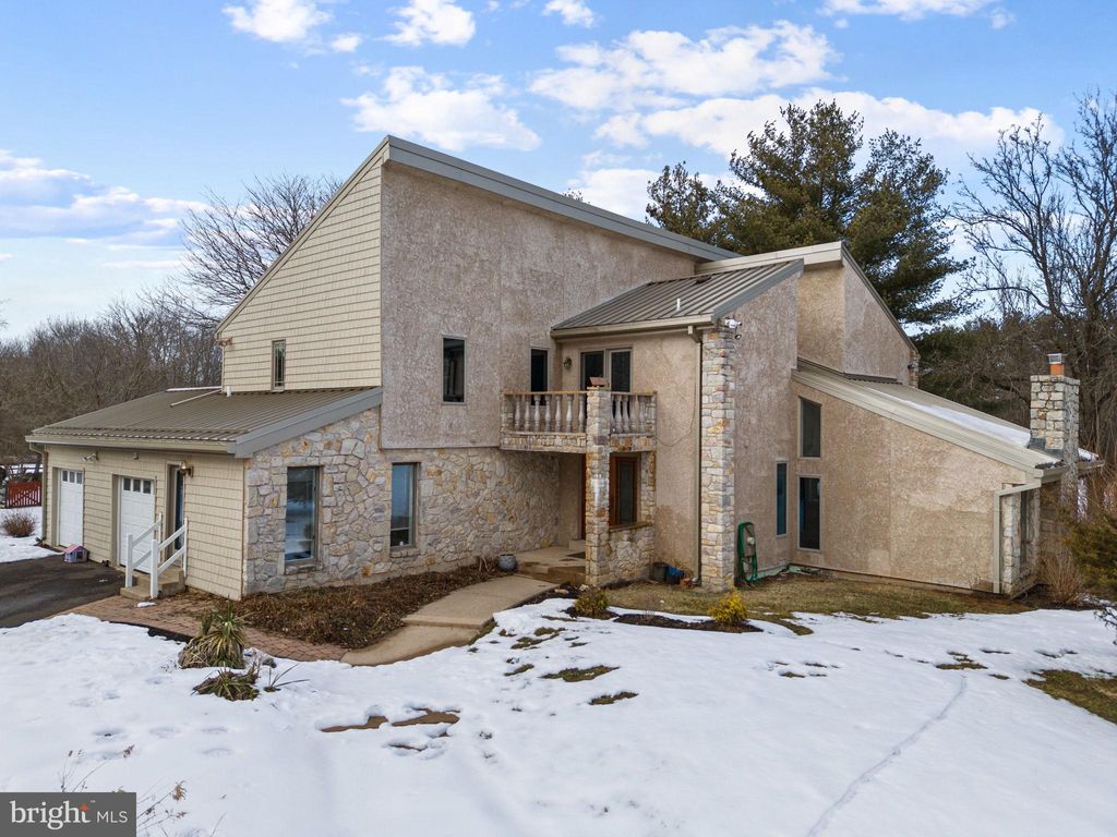 Photo of 6 Creekside, IVYLAND, PA 18974 (MLS # PABU2113980)