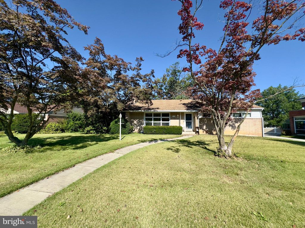 Photo of 633 Country Club Road, YORK, PA 17403 (MLS # PAYK2090858)