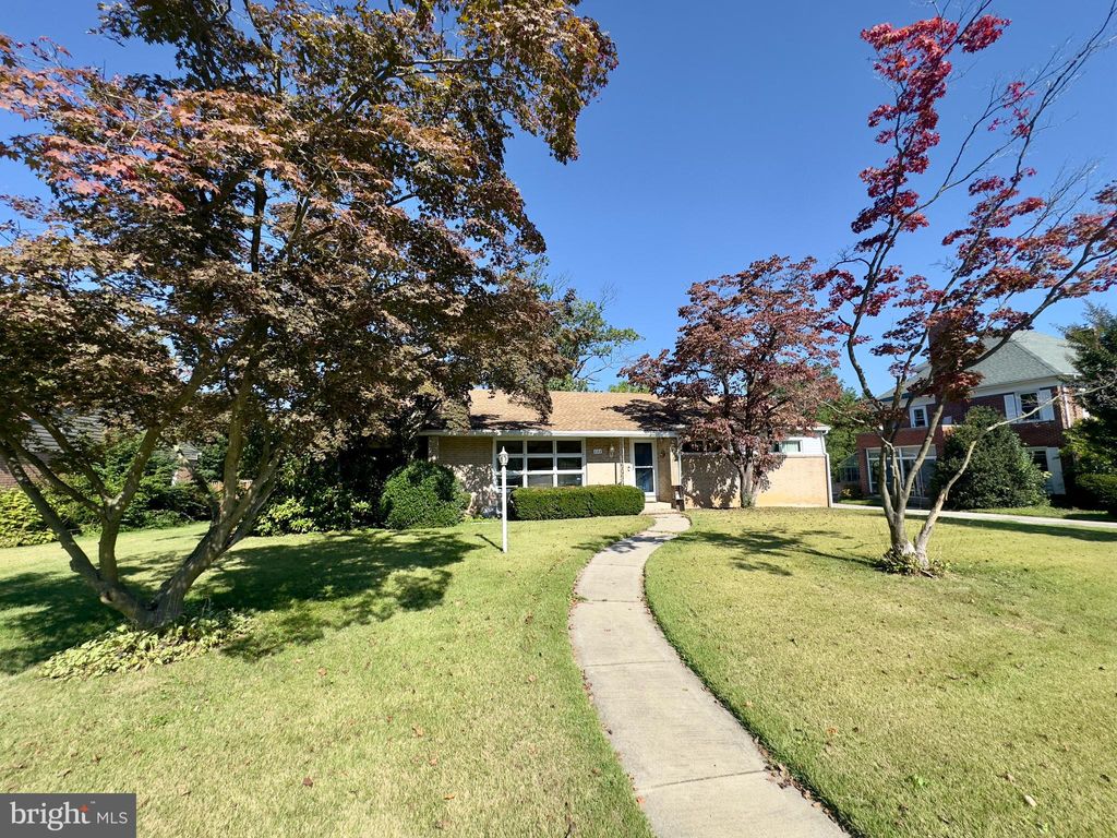Photo of 633 Country Club Road, YORK, PA 17403 (MLS # PAYK2090858)