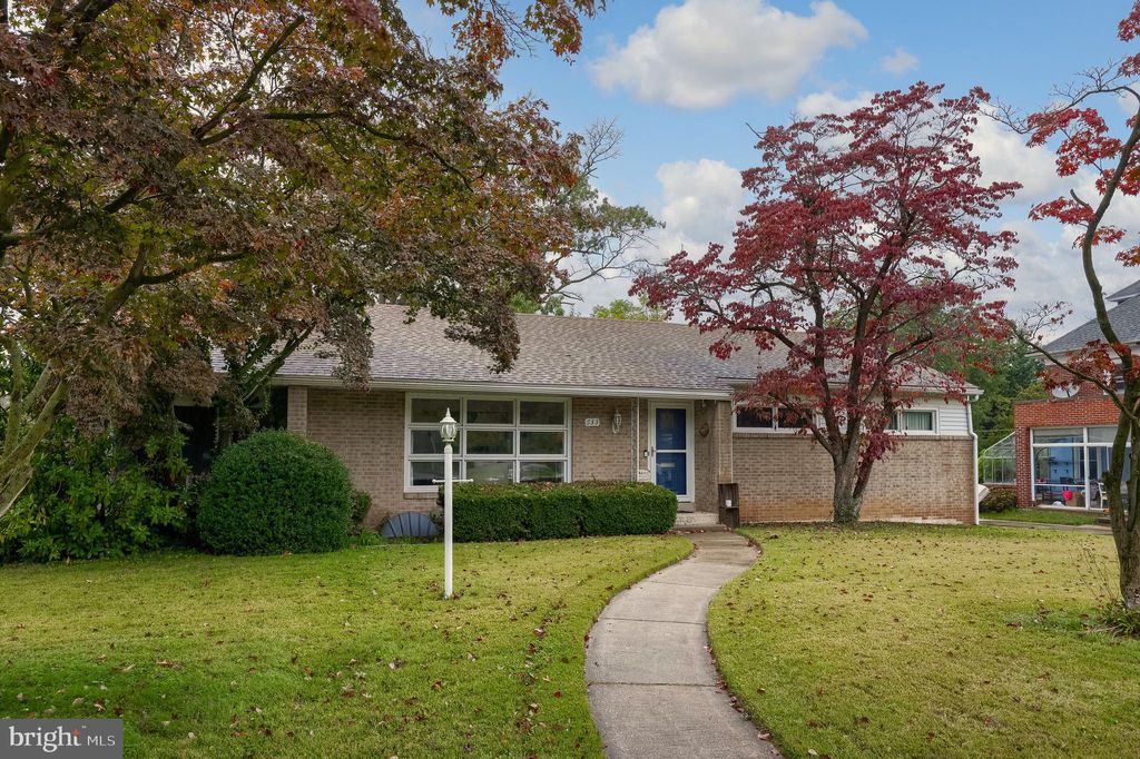 Photo of 633 Country Club Road, YORK, PA 17403 (MLS # PAYK2090858)