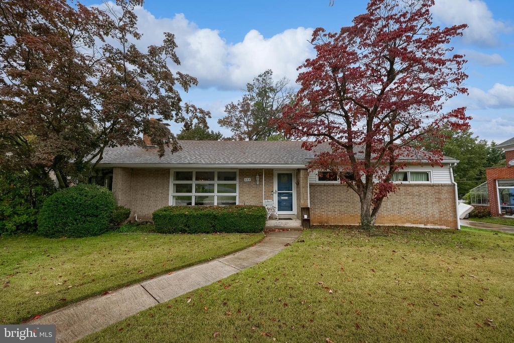 Photo of 633 Country Club Road, YORK, PA 17403 (MLS # PAYK2090858)