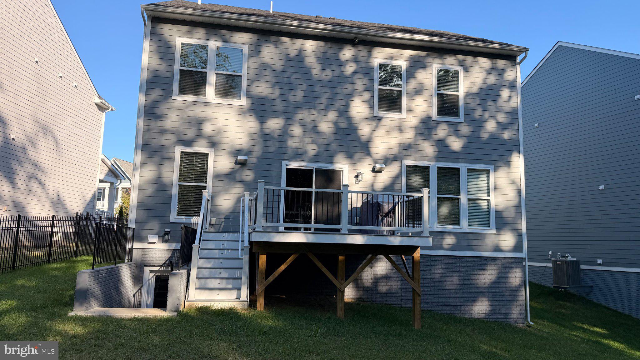 2020 SILVER SYCAMORE LANE