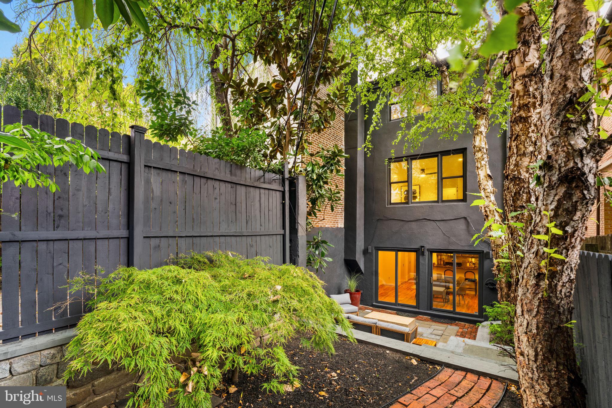 QUEEN VILLAGE - Residential