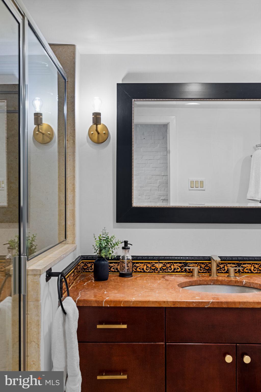 QUEEN VILLAGE - Residential