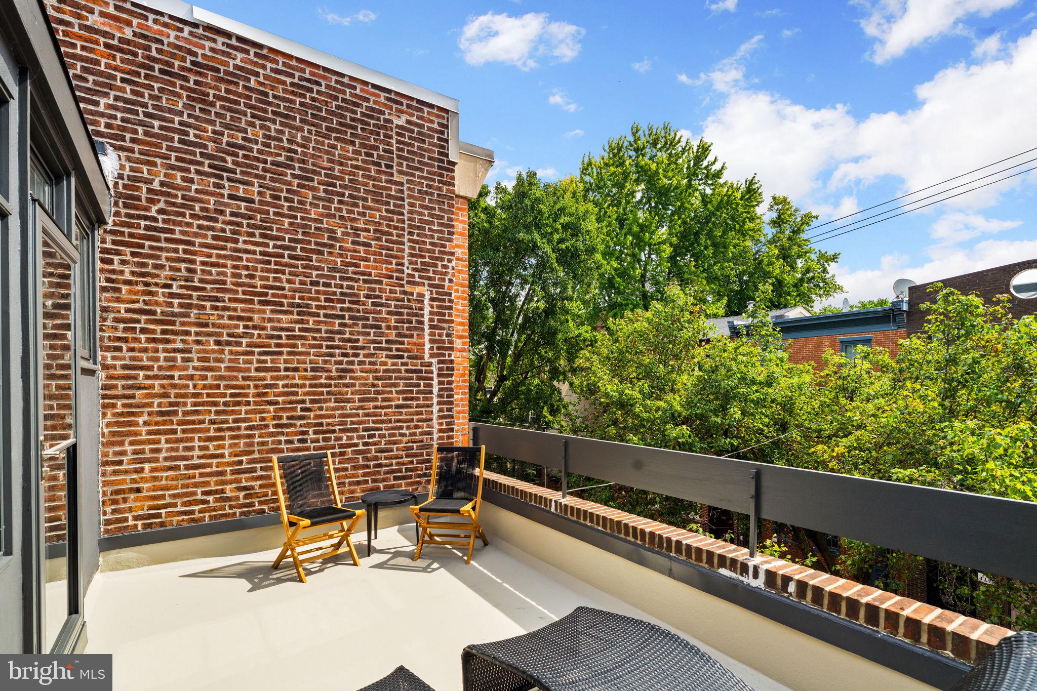 QUEEN VILLAGE - Residential