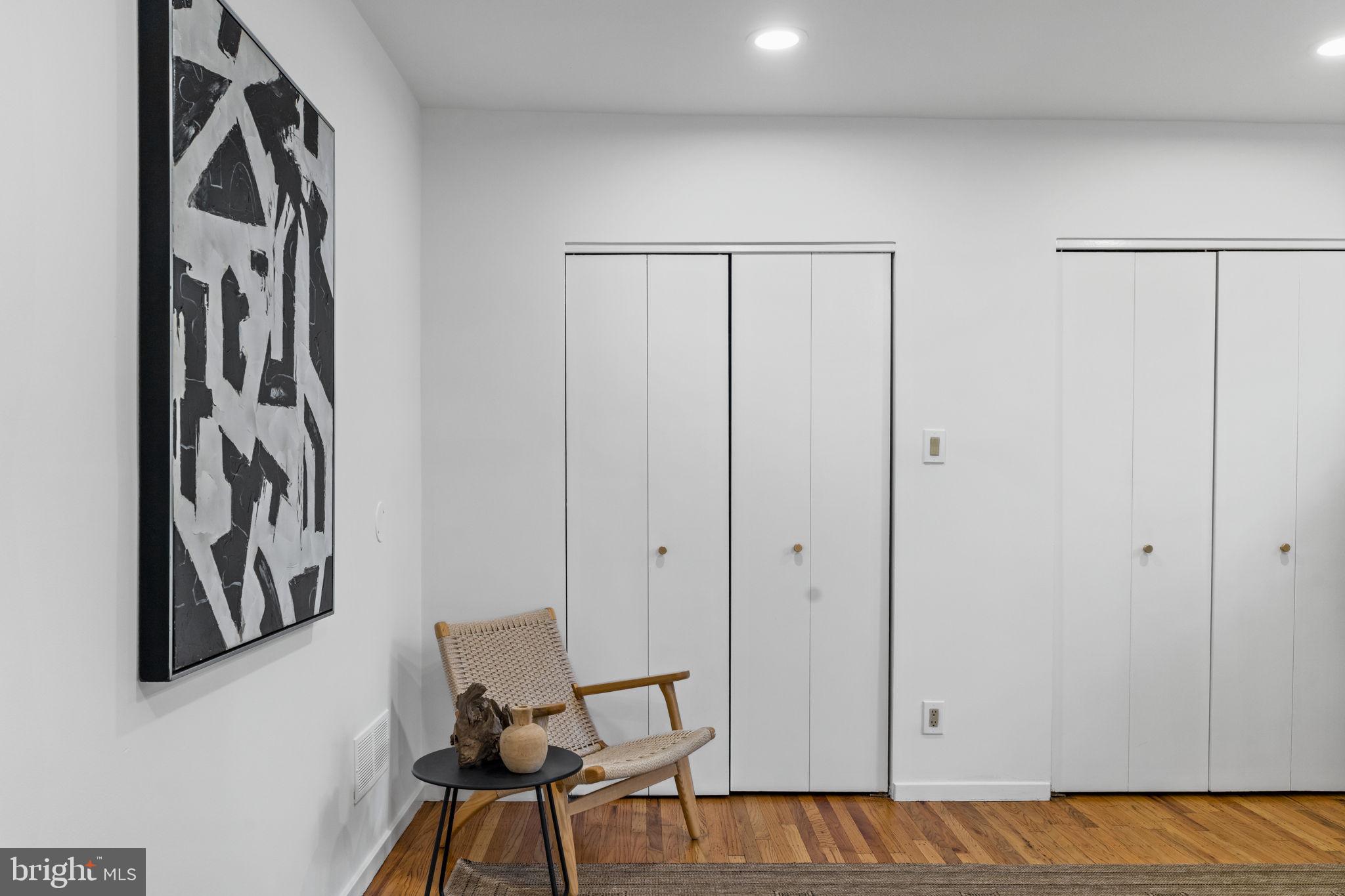 QUEEN VILLAGE - Residential