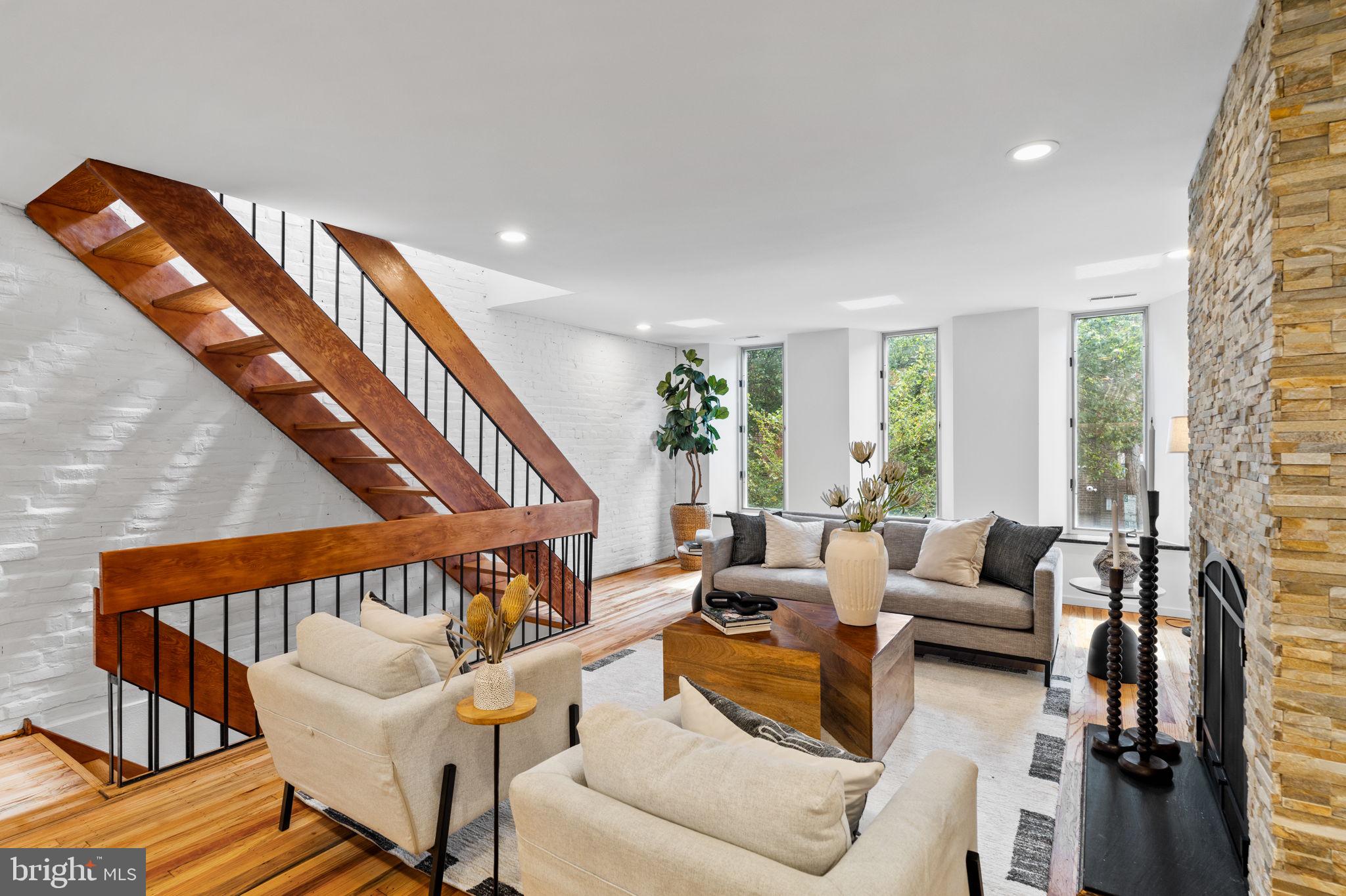 QUEEN VILLAGE - Residential