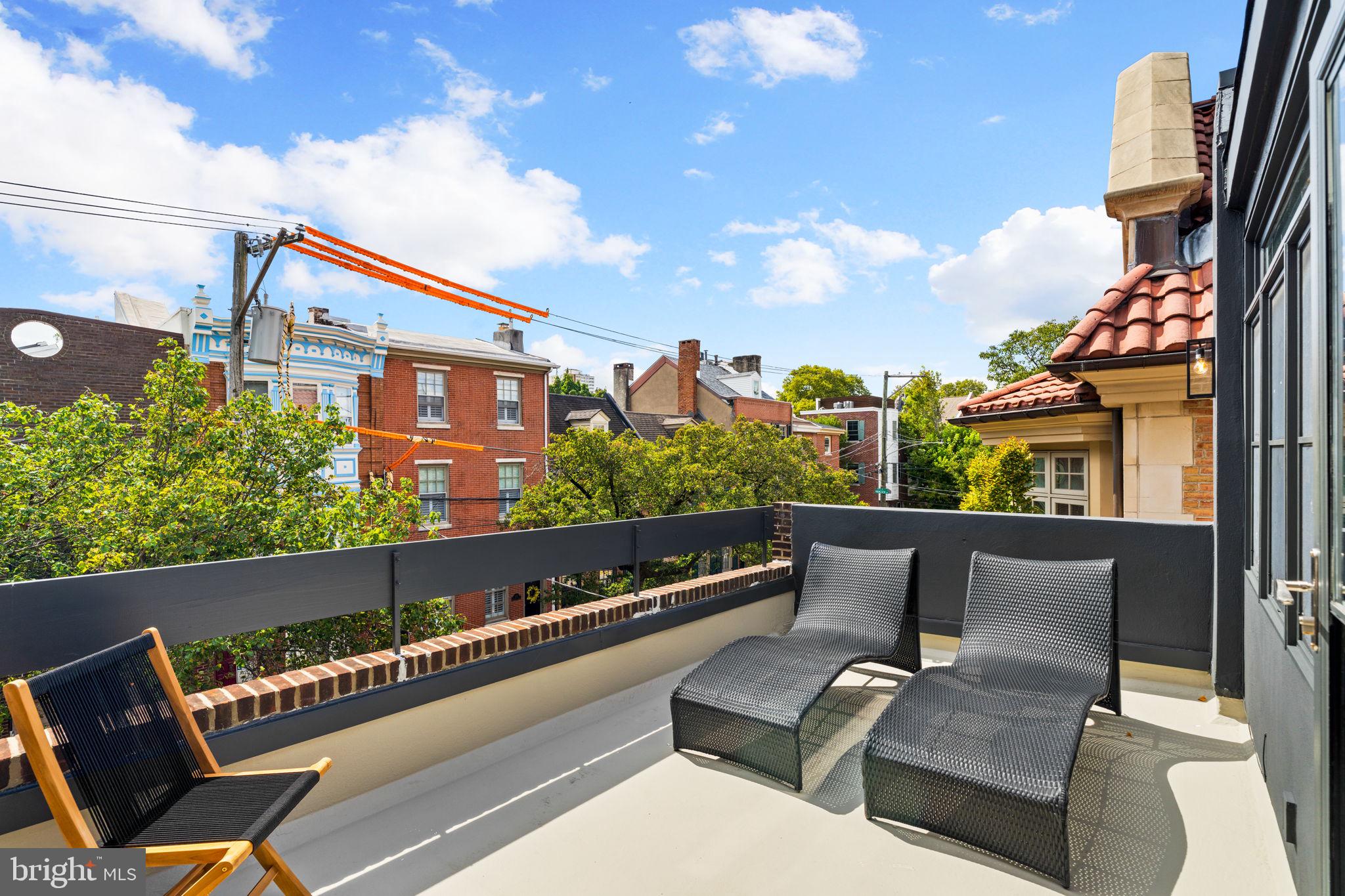 QUEEN VILLAGE - Residential