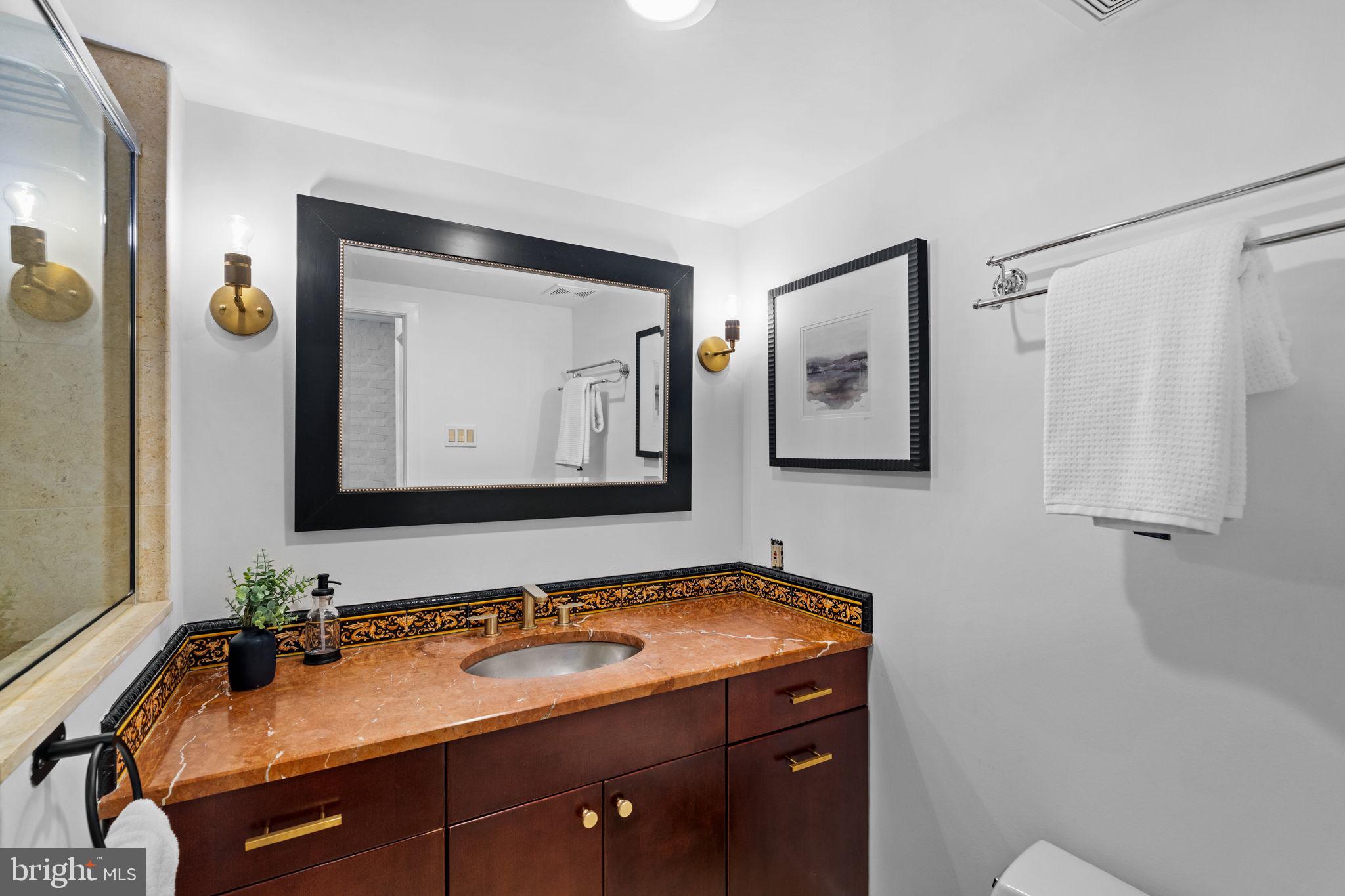 QUEEN VILLAGE - Residential