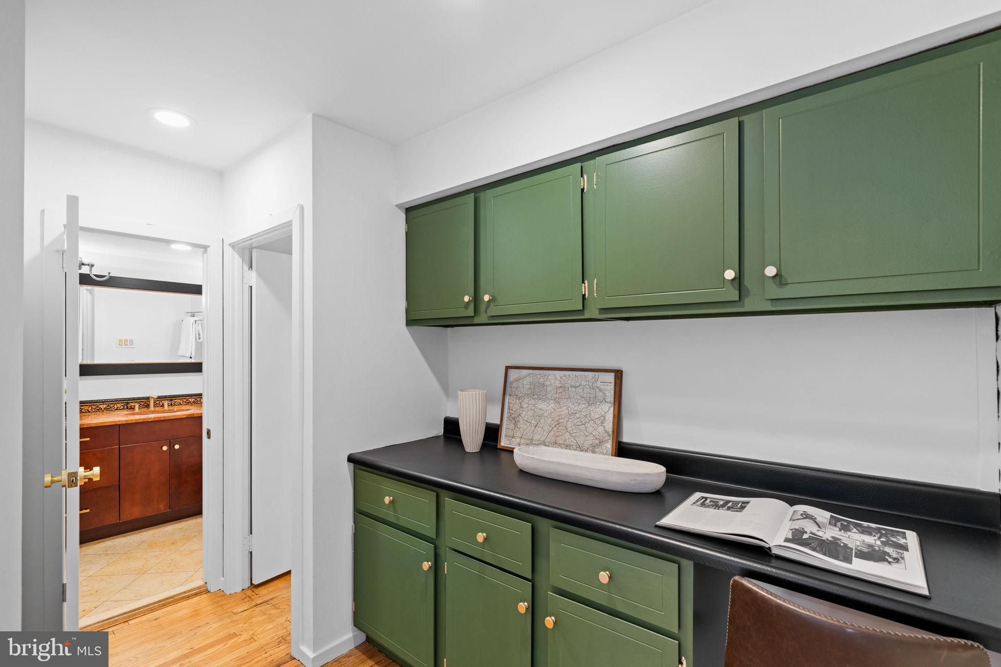 QUEEN VILLAGE - Residential