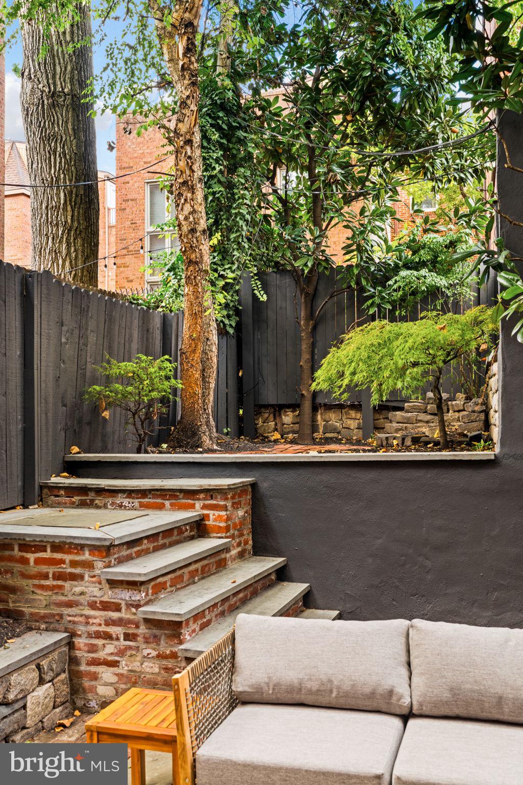 QUEEN VILLAGE - Residential