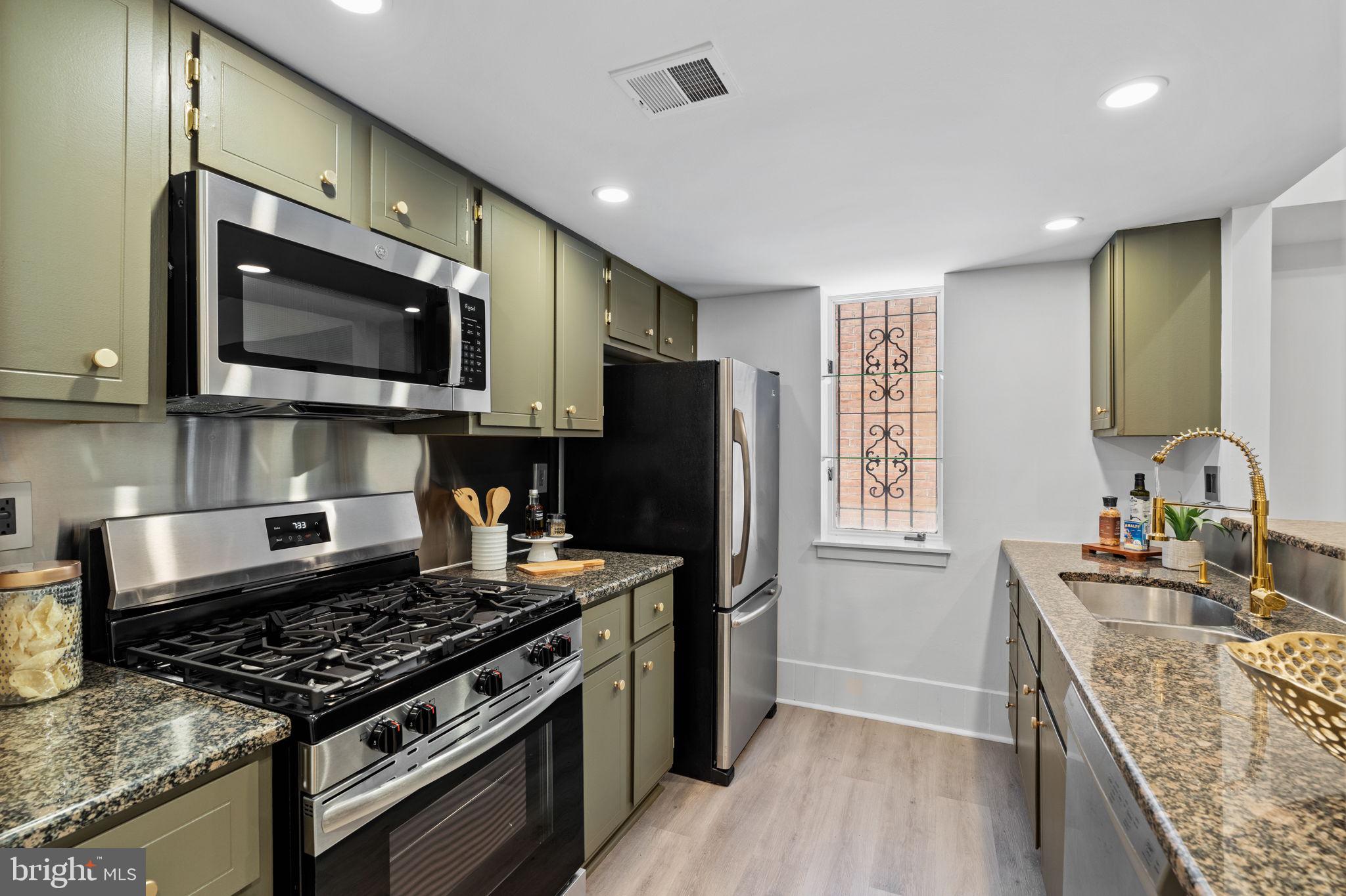 QUEEN VILLAGE - Residential