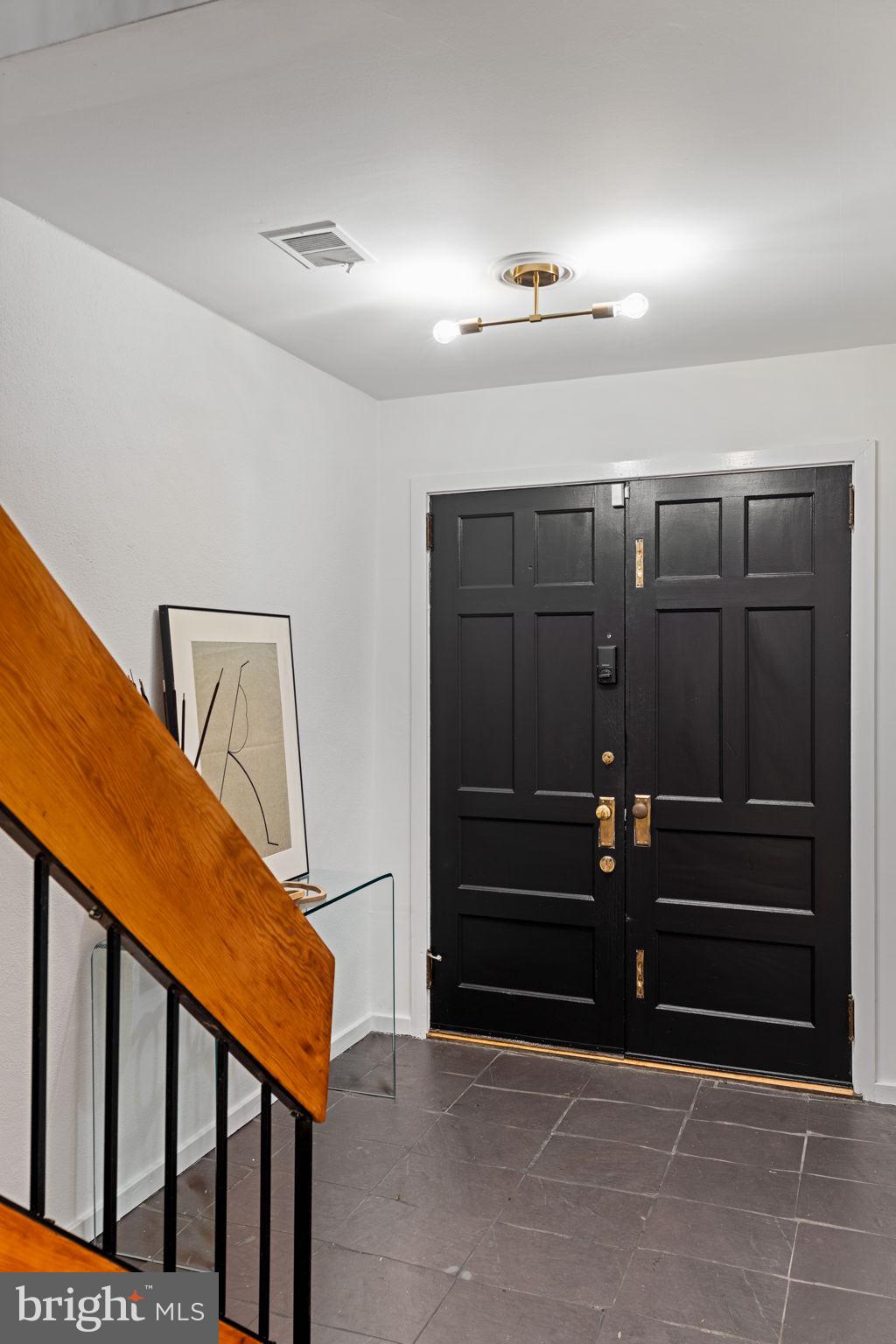 QUEEN VILLAGE - Residential