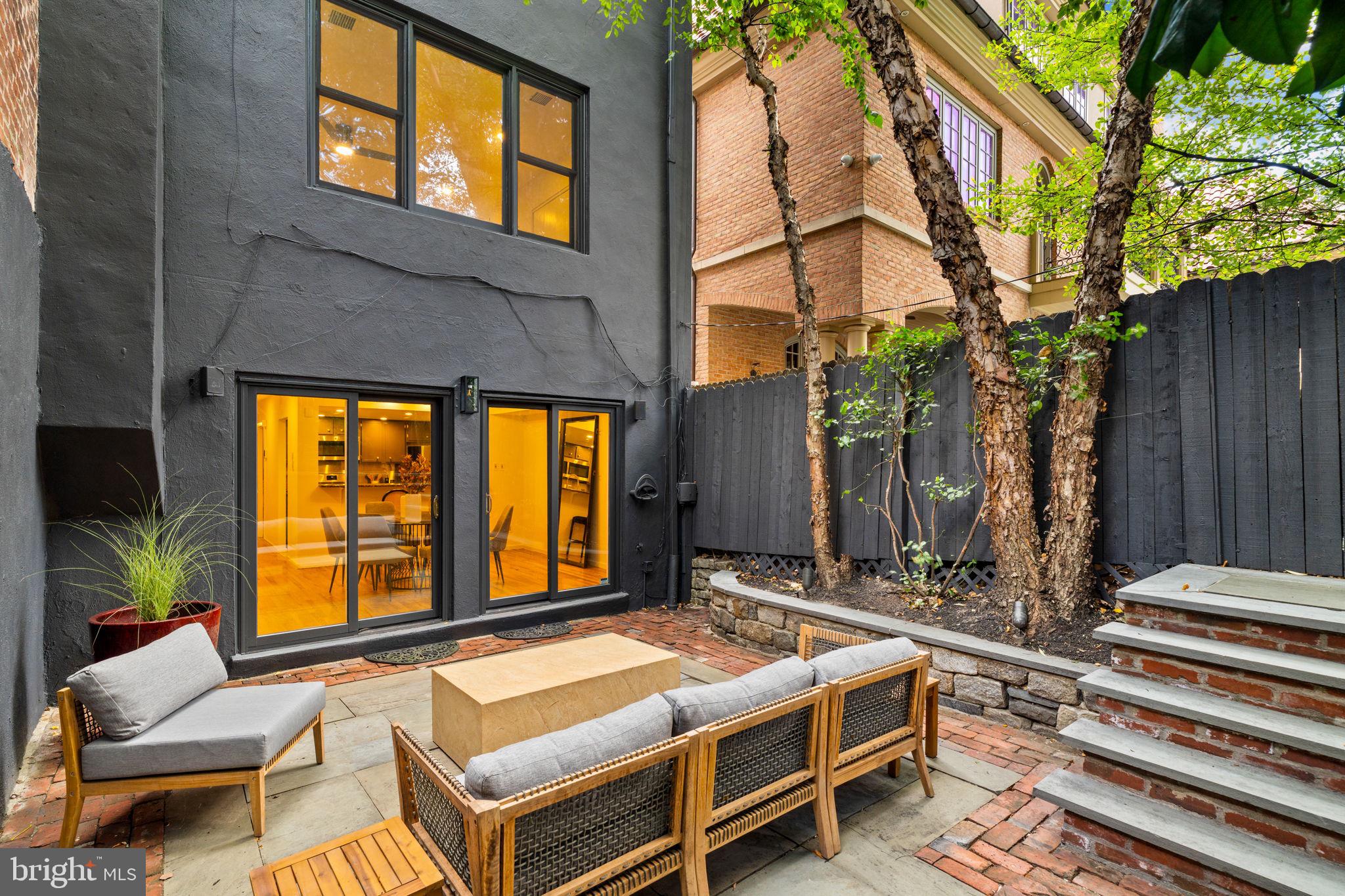 QUEEN VILLAGE - Residential