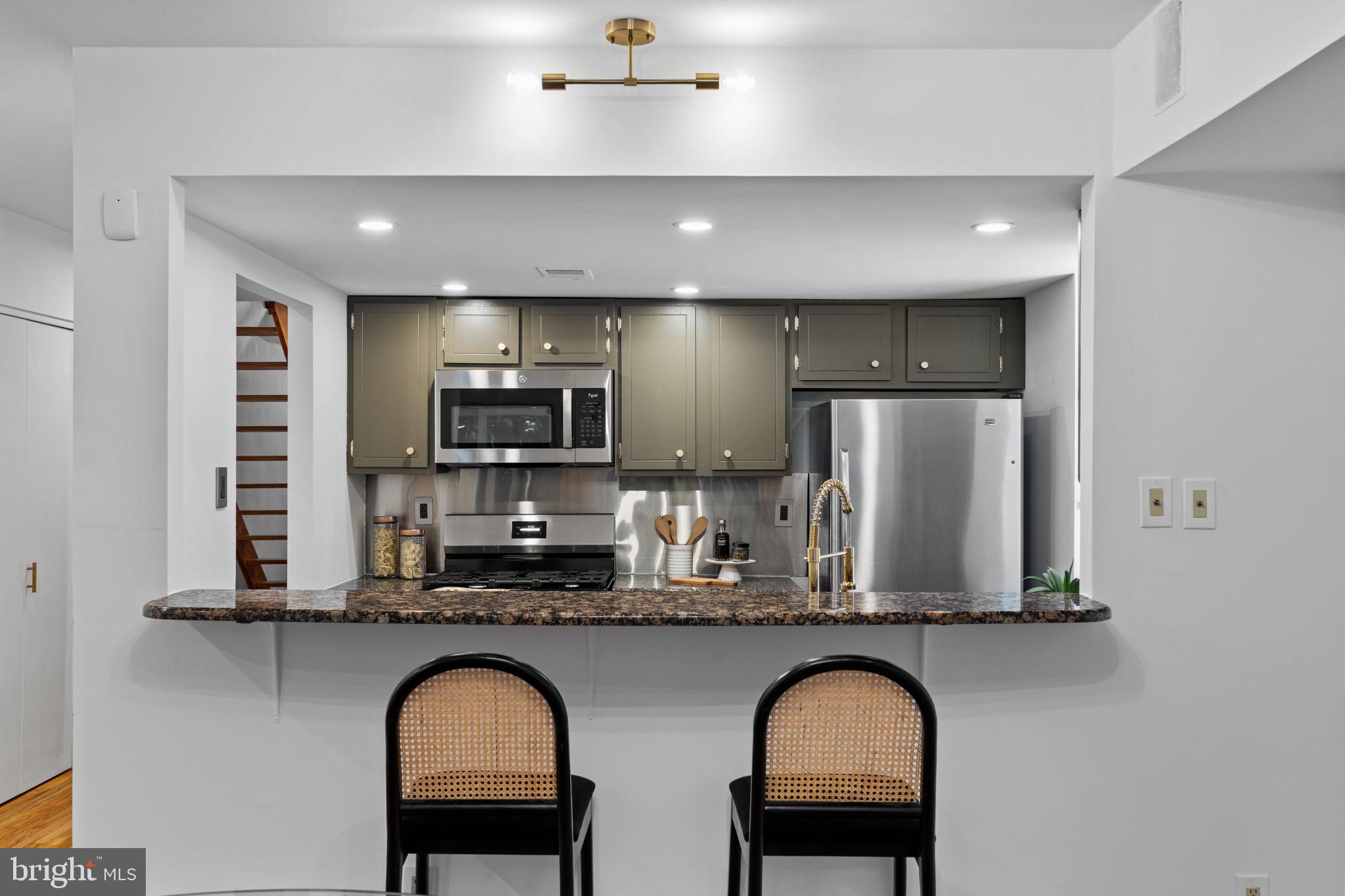 QUEEN VILLAGE - Residential