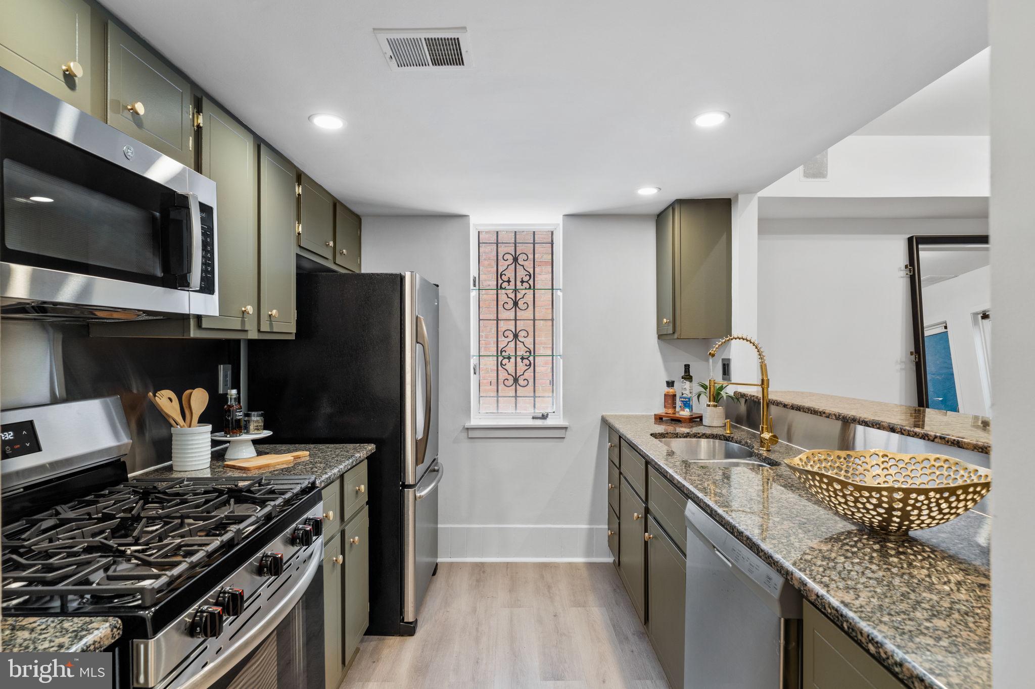 QUEEN VILLAGE - Residential