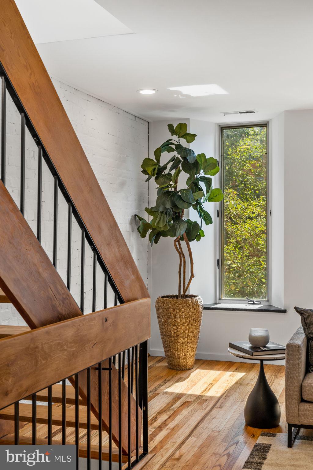 QUEEN VILLAGE - Residential