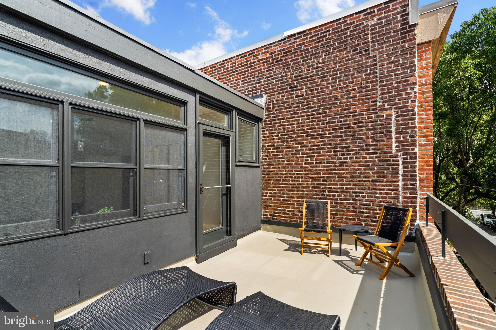 QUEEN VILLAGE - Residential