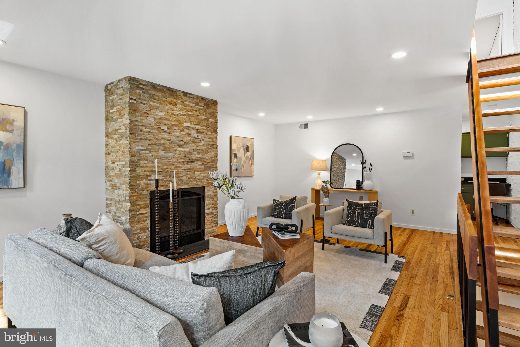 QUEEN VILLAGE - Residential