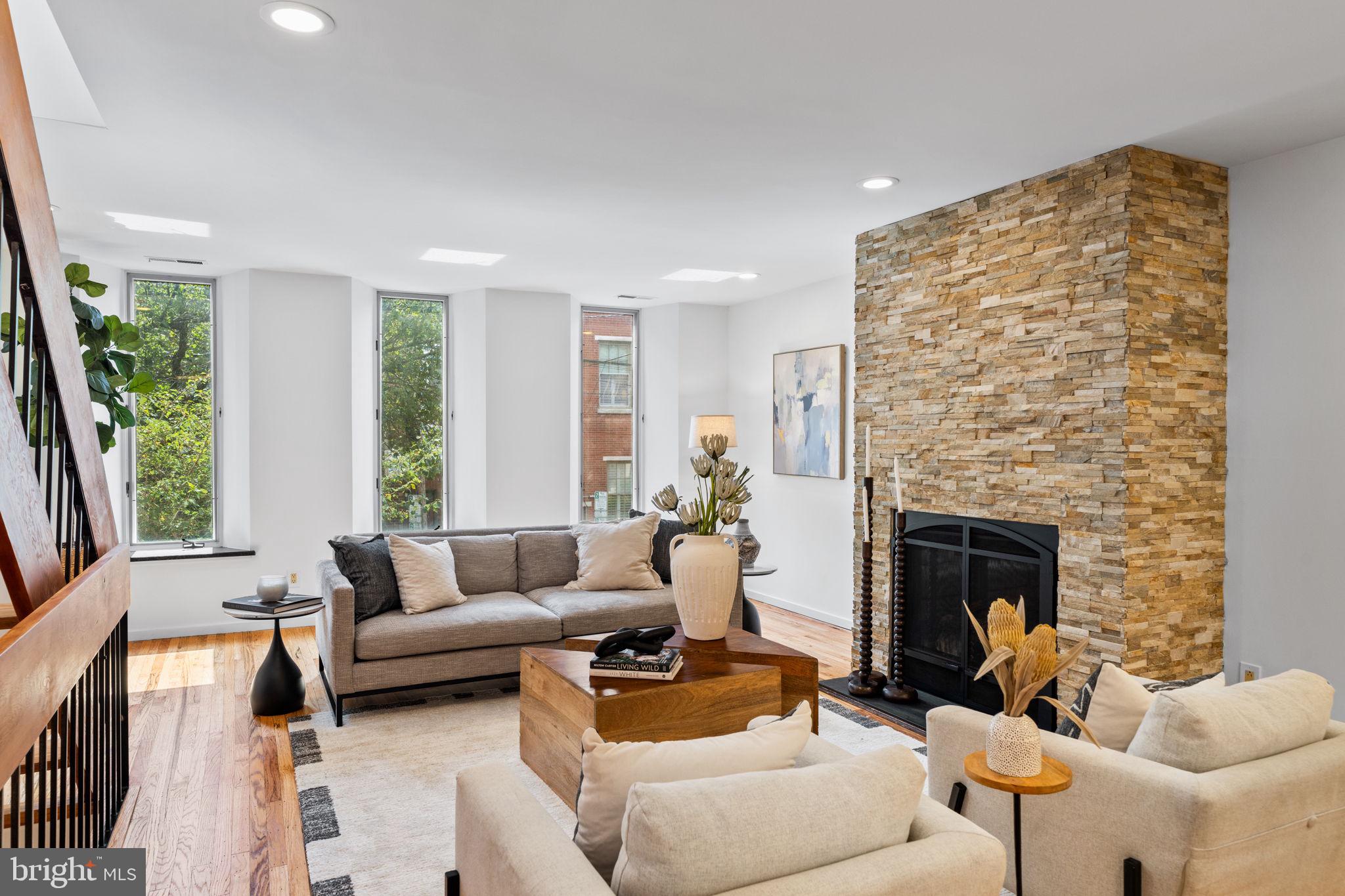 QUEEN VILLAGE - Residential