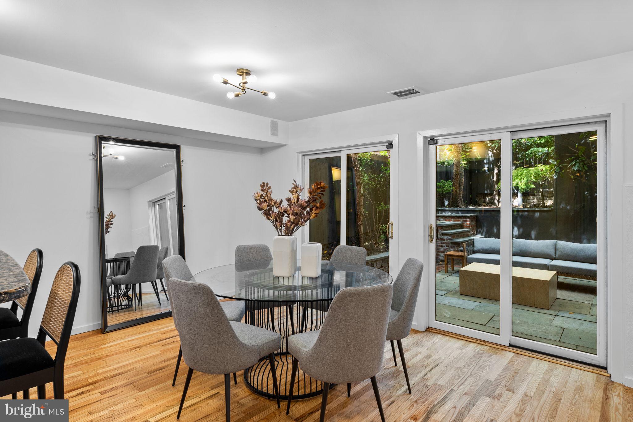 QUEEN VILLAGE - Residential