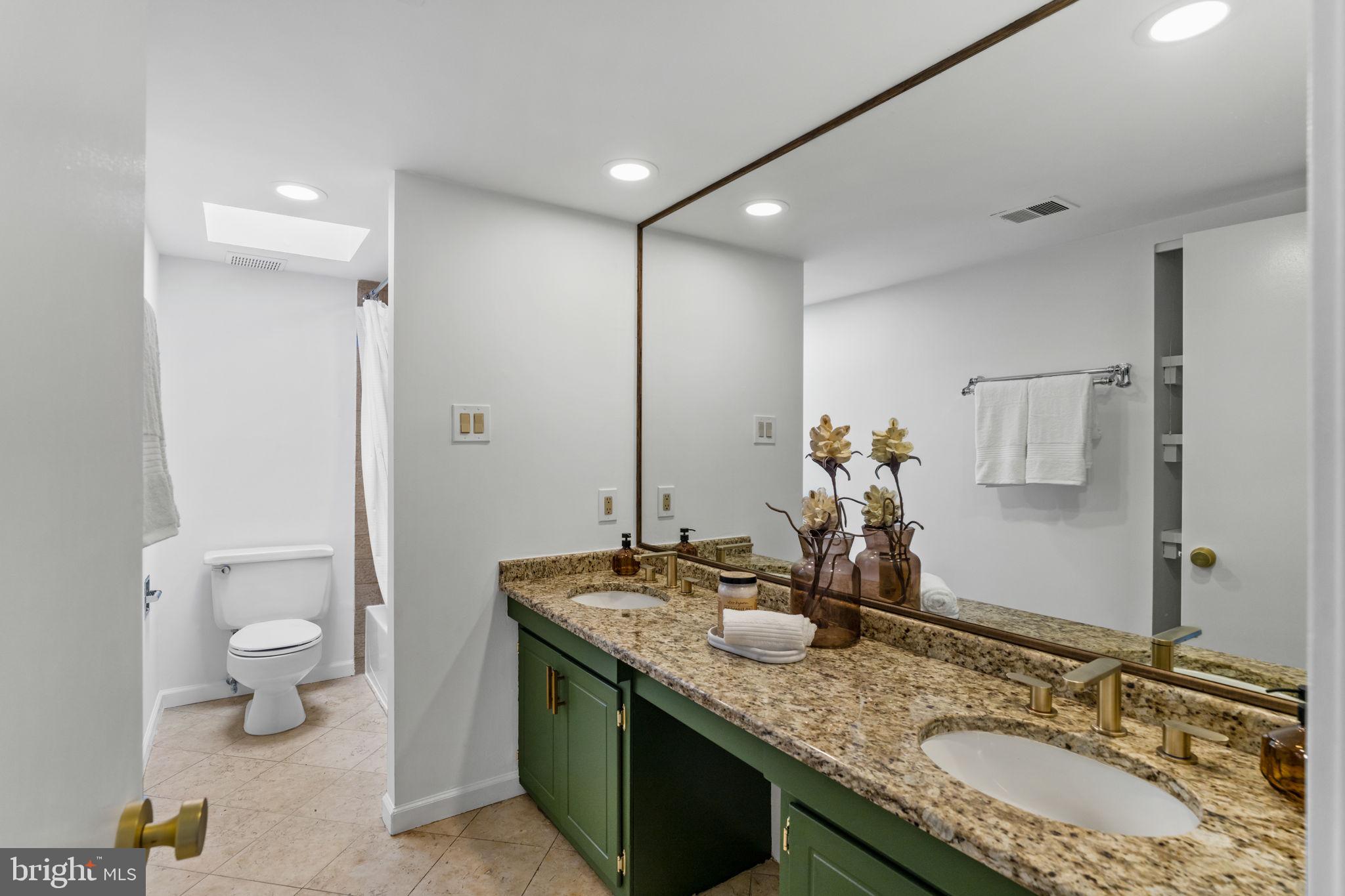 QUEEN VILLAGE - Residential