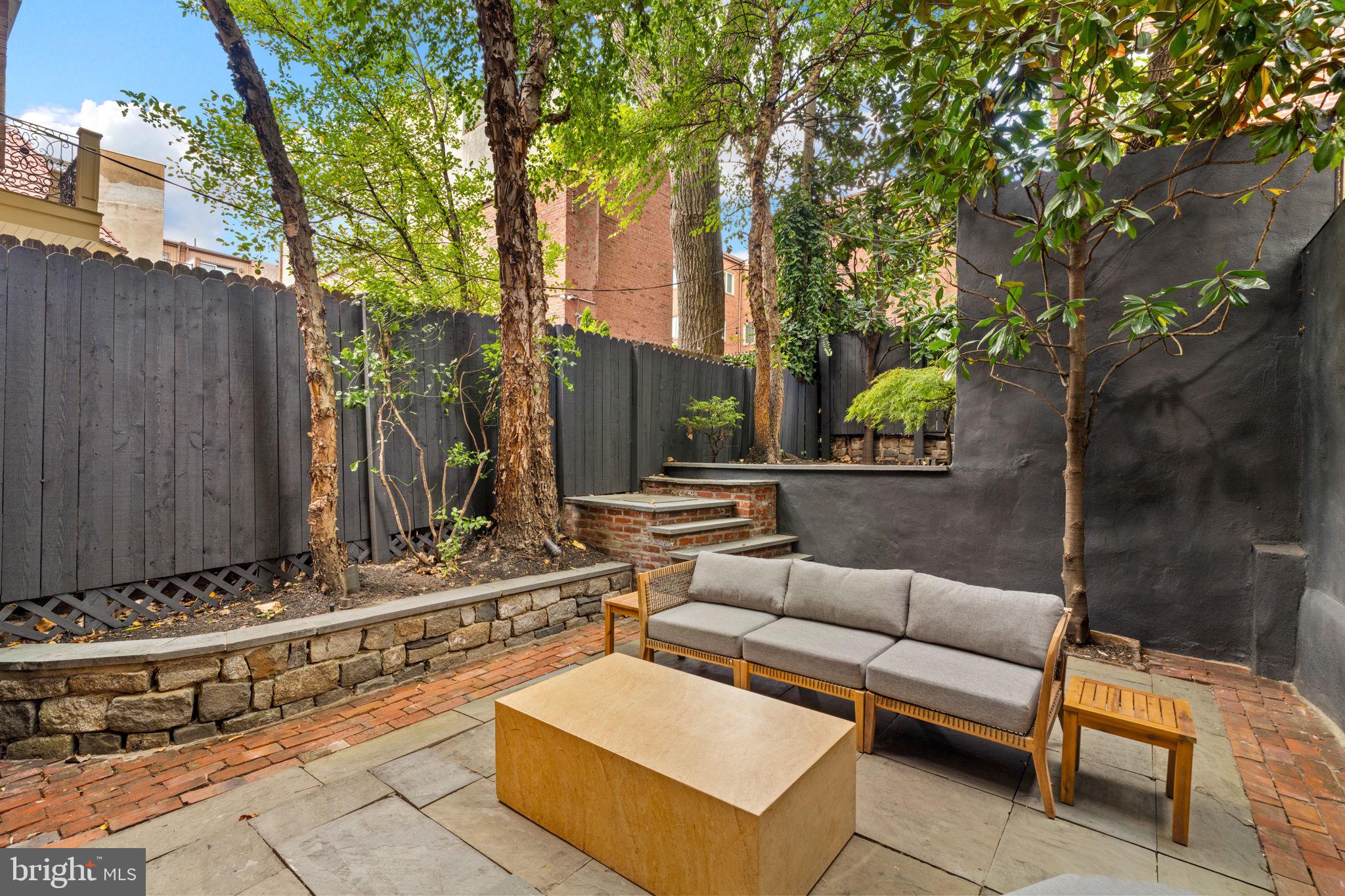 QUEEN VILLAGE - Residential