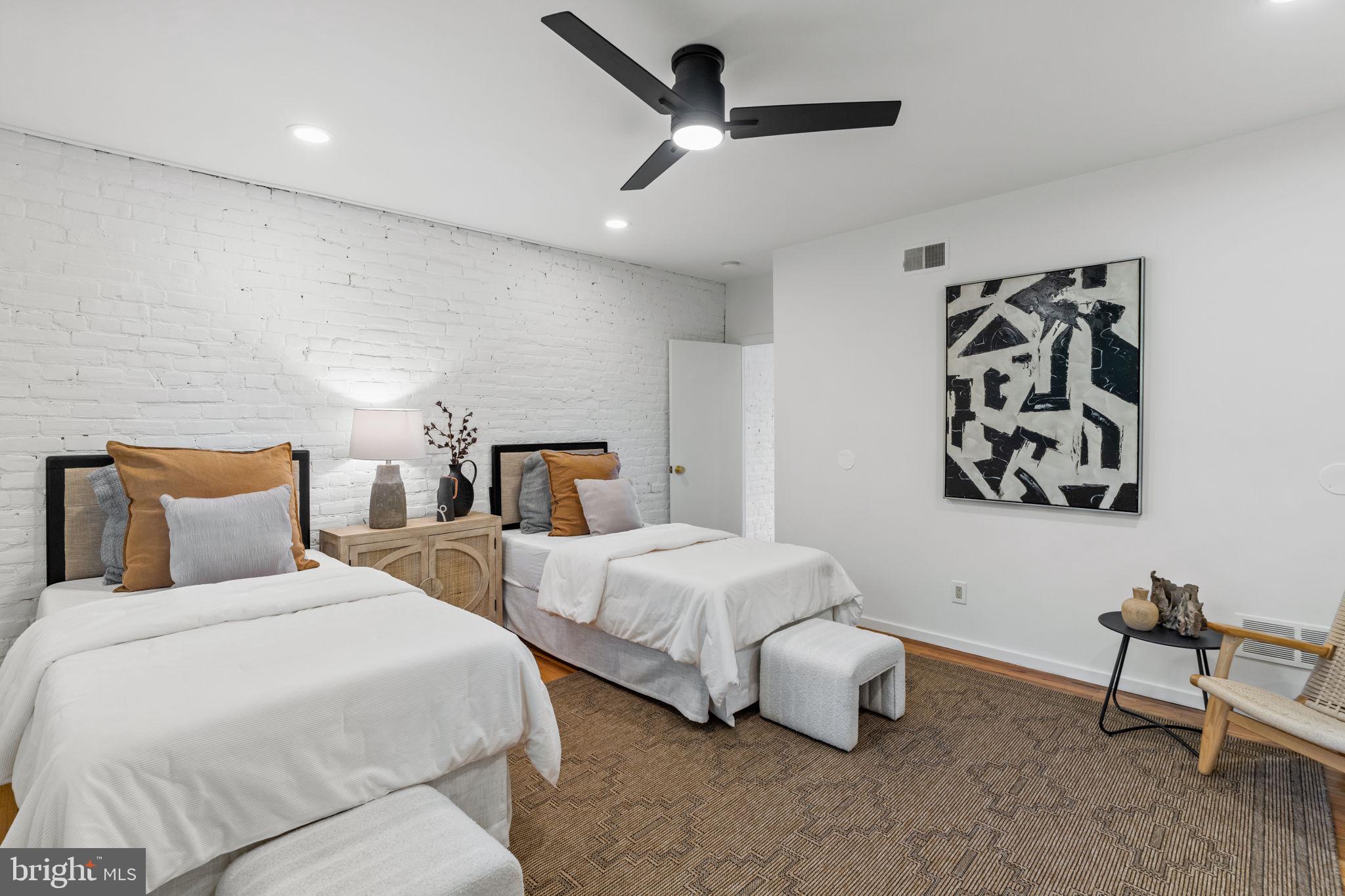 QUEEN VILLAGE - Residential