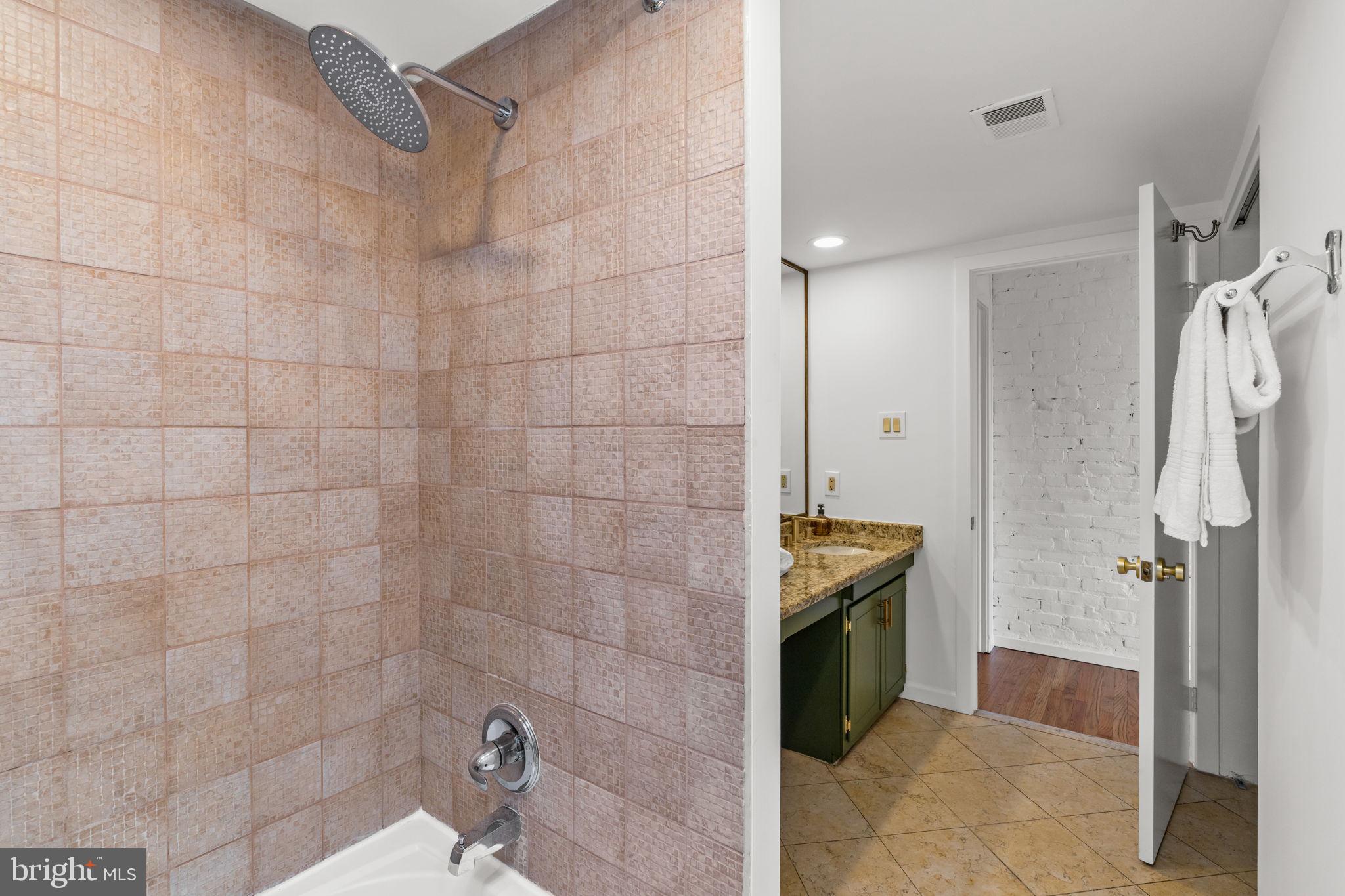 QUEEN VILLAGE - Residential