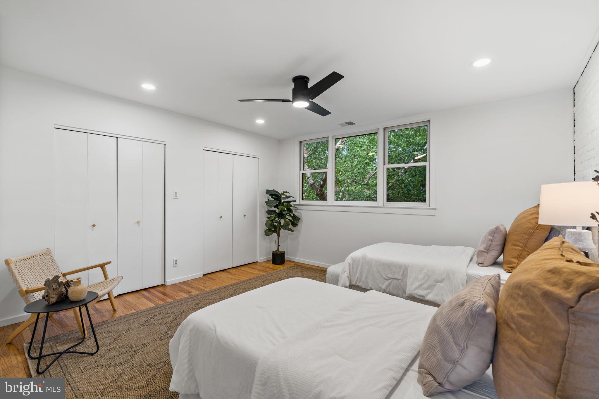 QUEEN VILLAGE - Residential