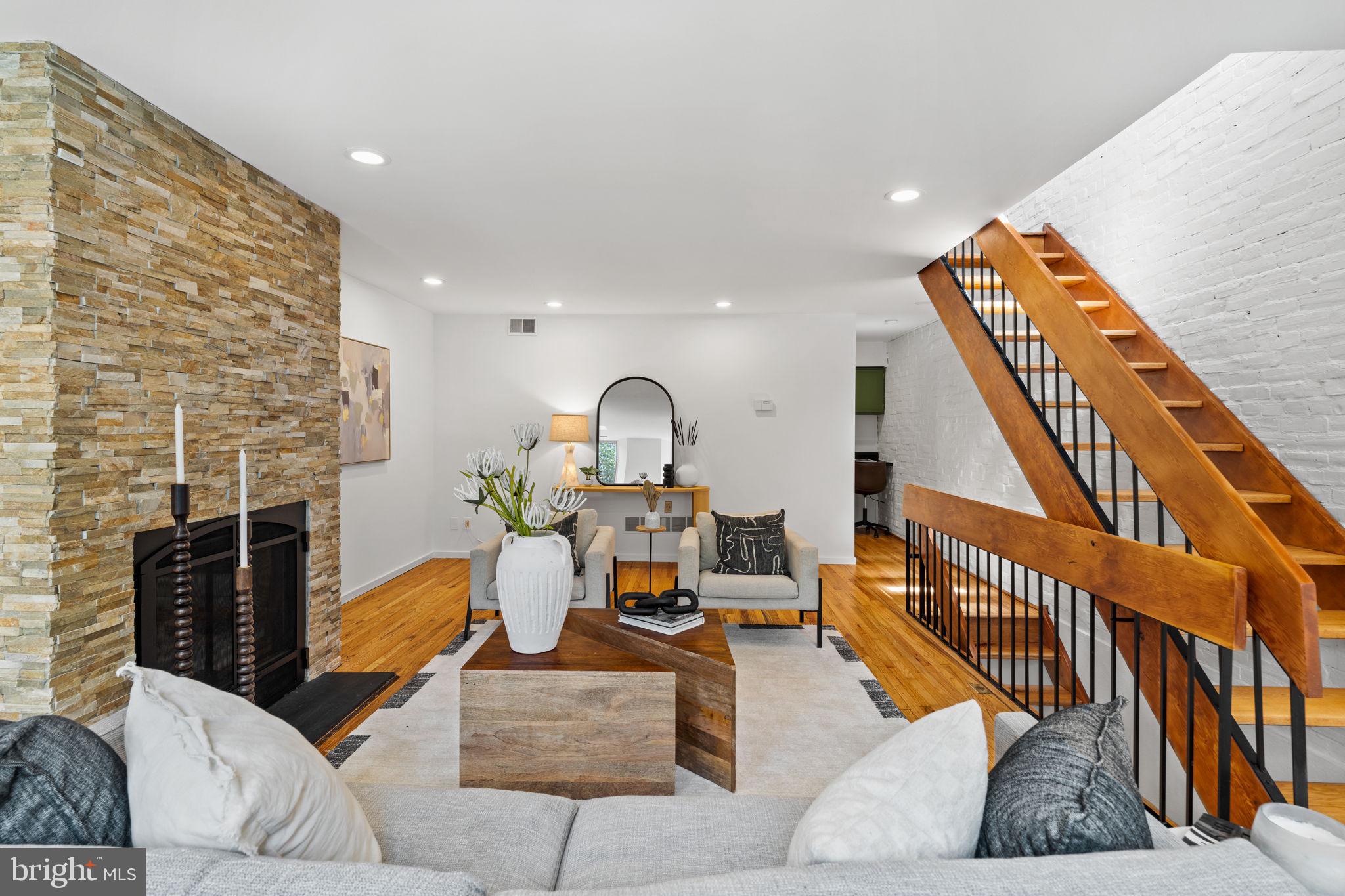 QUEEN VILLAGE - Residential