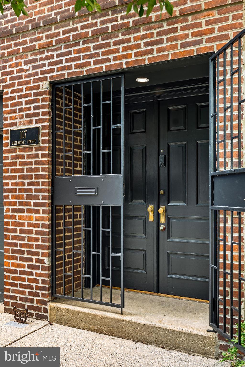 QUEEN VILLAGE - Residential