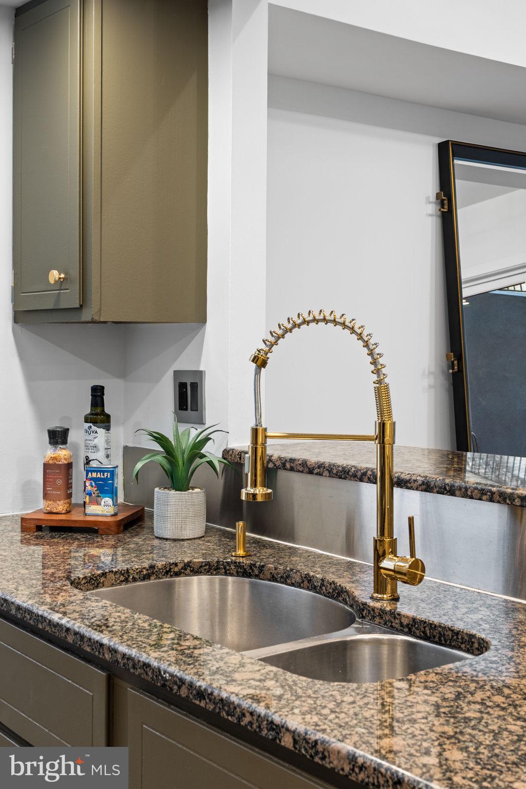 QUEEN VILLAGE - Residential