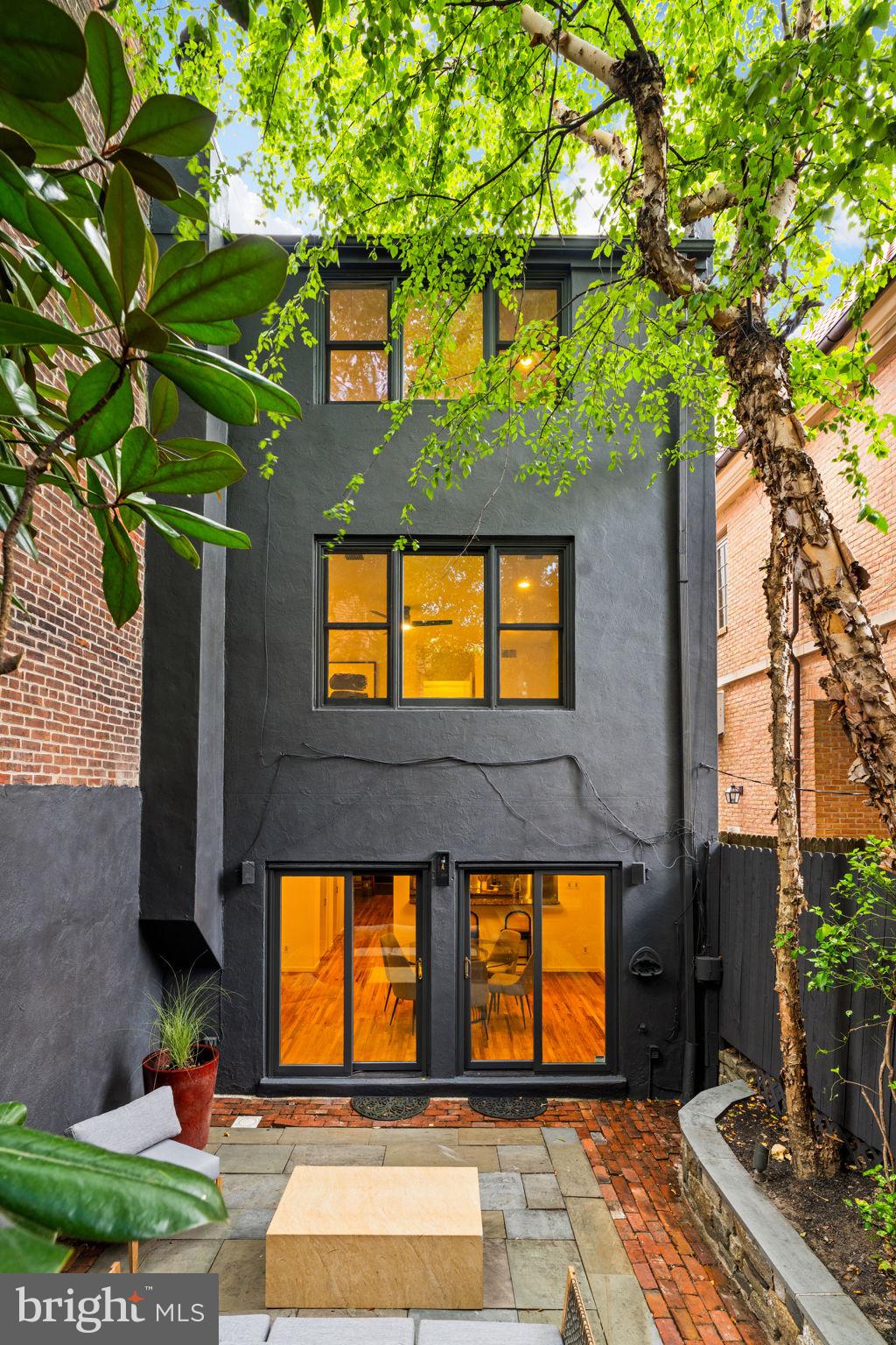 QUEEN VILLAGE - Residential