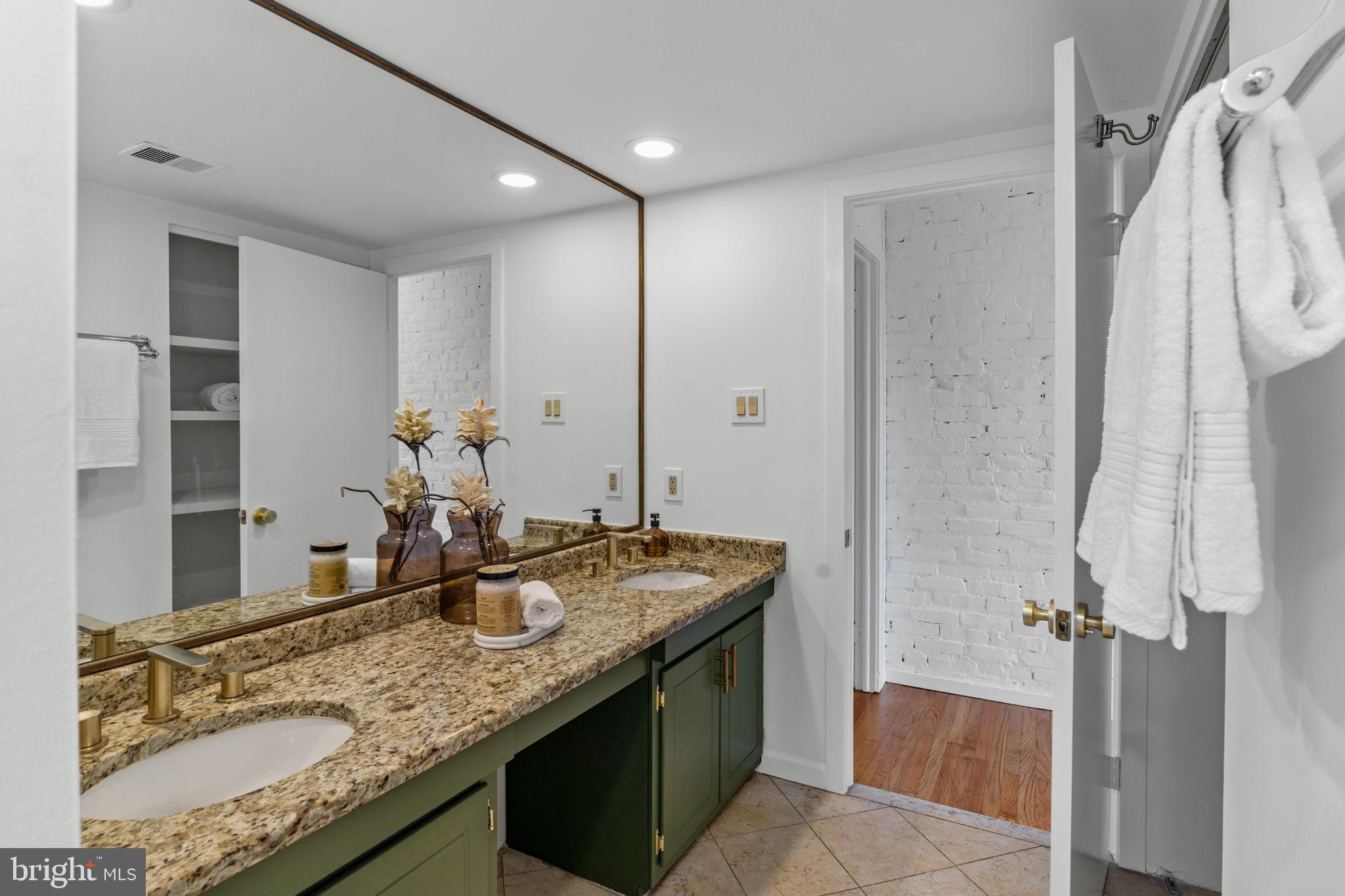 QUEEN VILLAGE - Residential