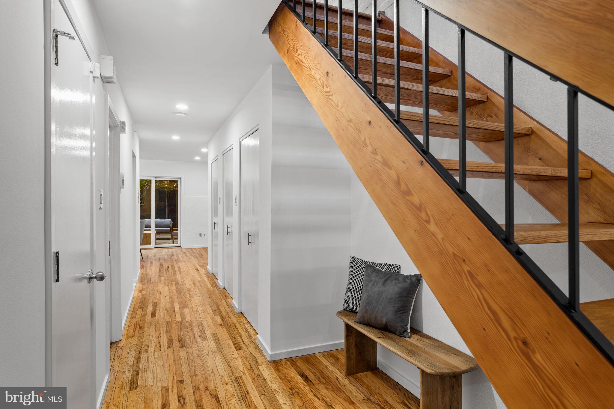 QUEEN VILLAGE - Residential