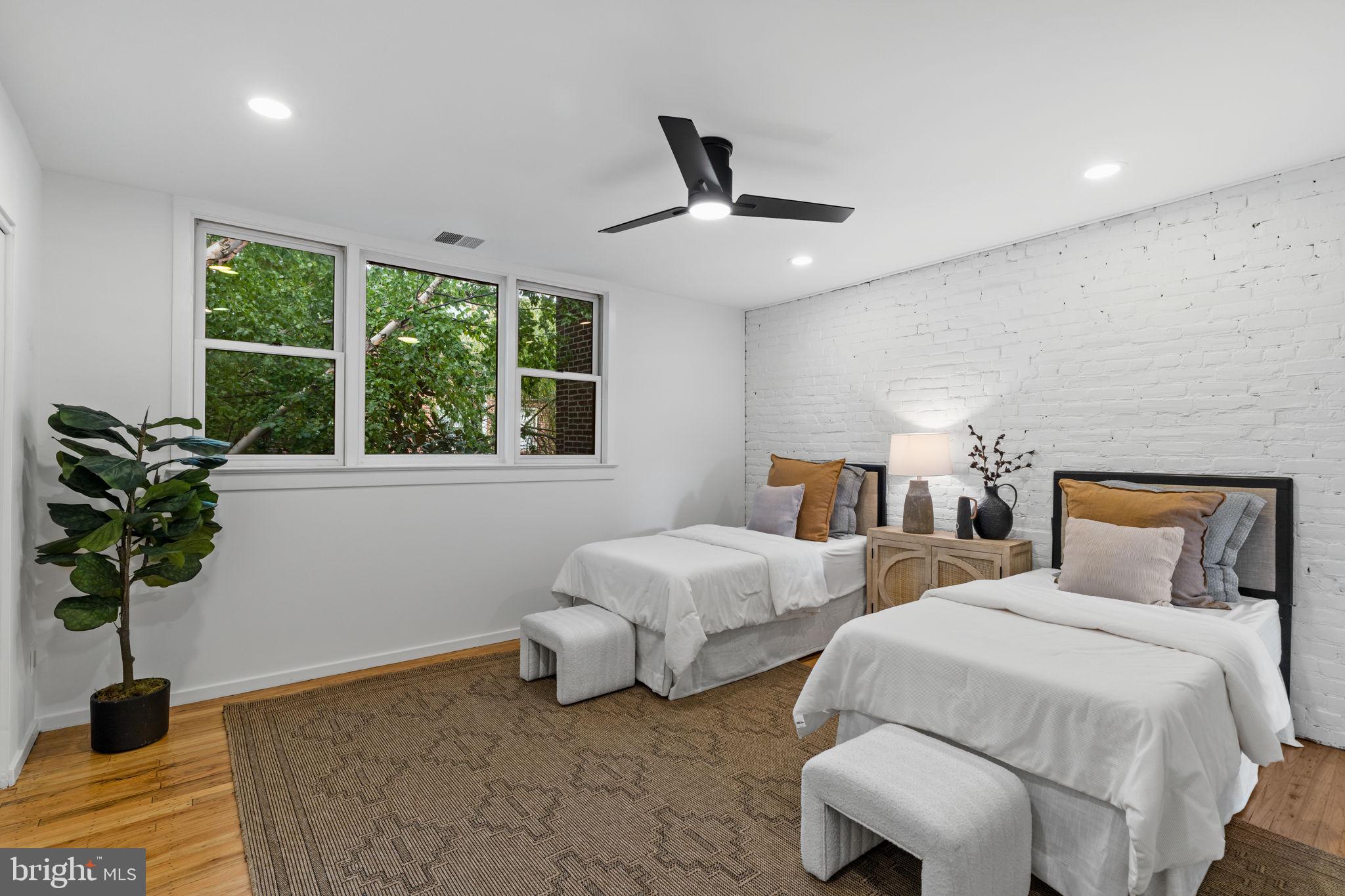 QUEEN VILLAGE - Residential