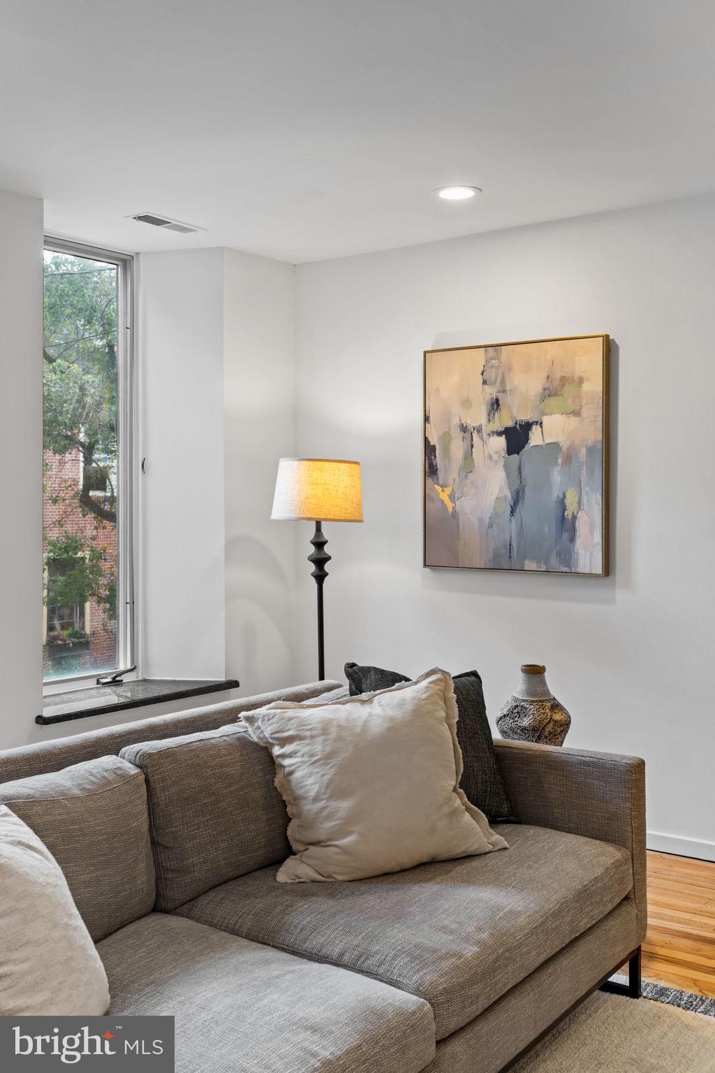 QUEEN VILLAGE - Residential