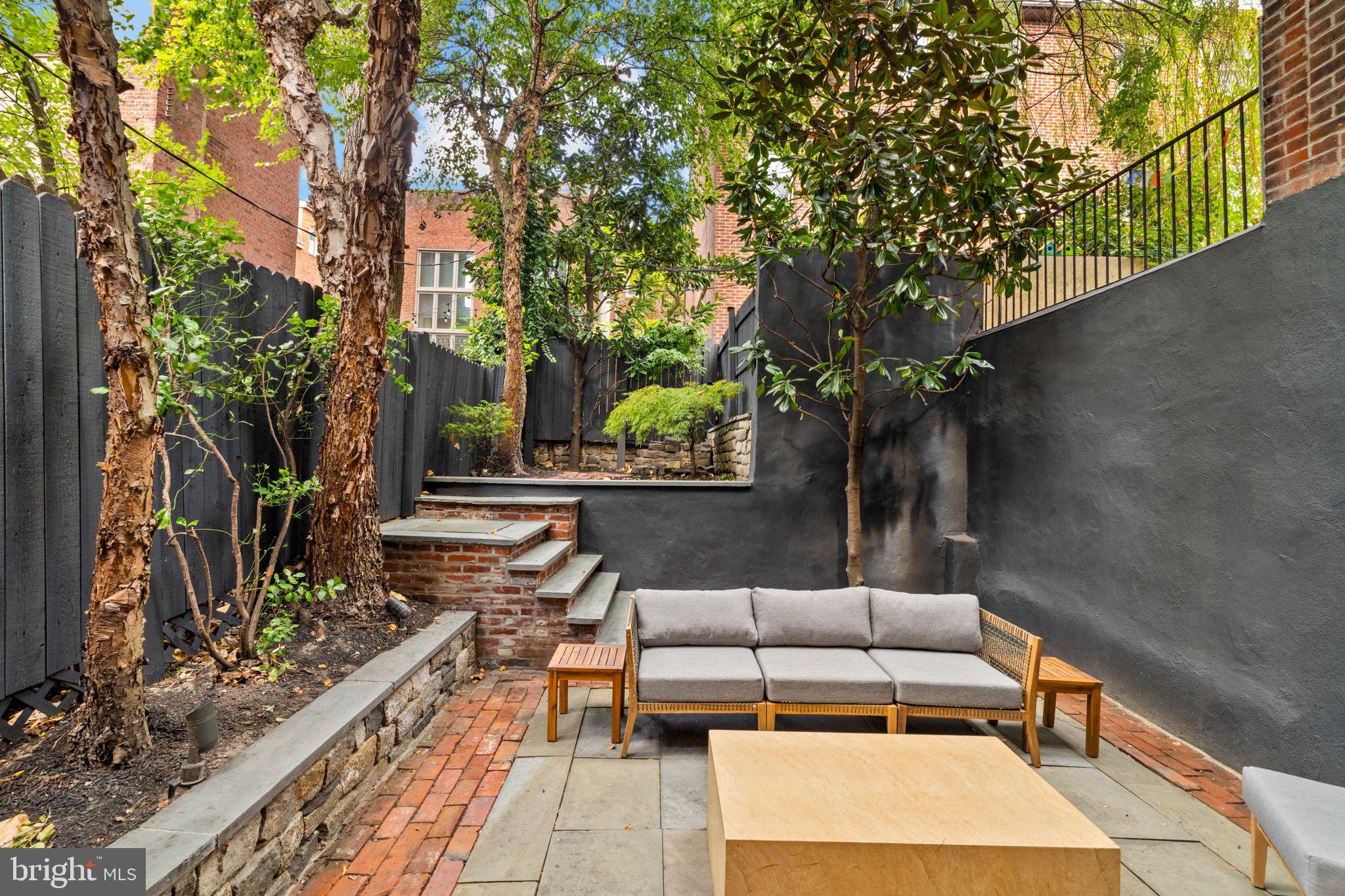 QUEEN VILLAGE - Residential