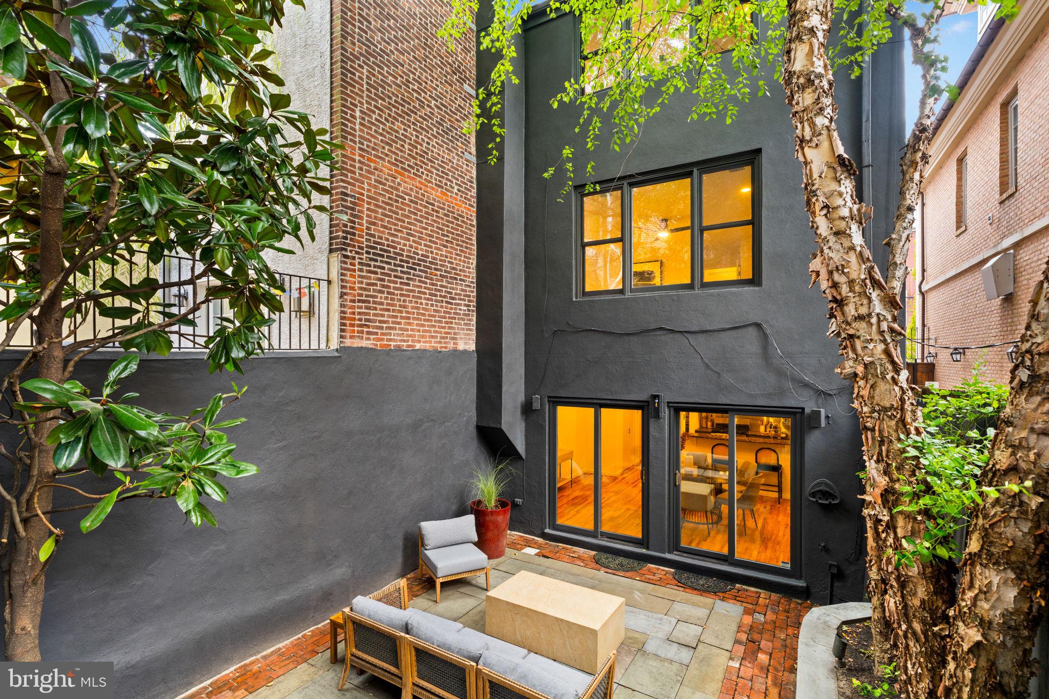 QUEEN VILLAGE - Residential