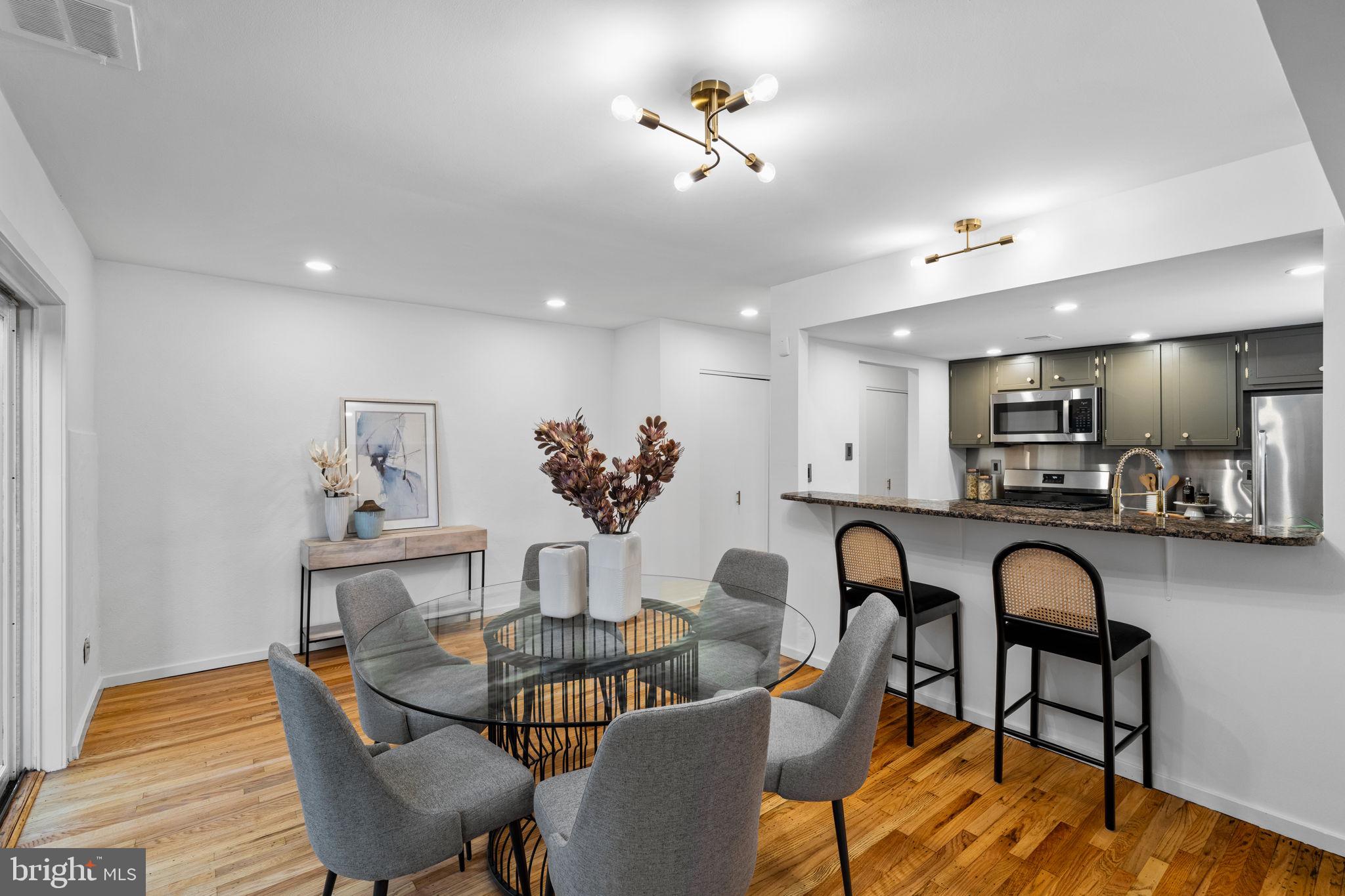 QUEEN VILLAGE - Residential