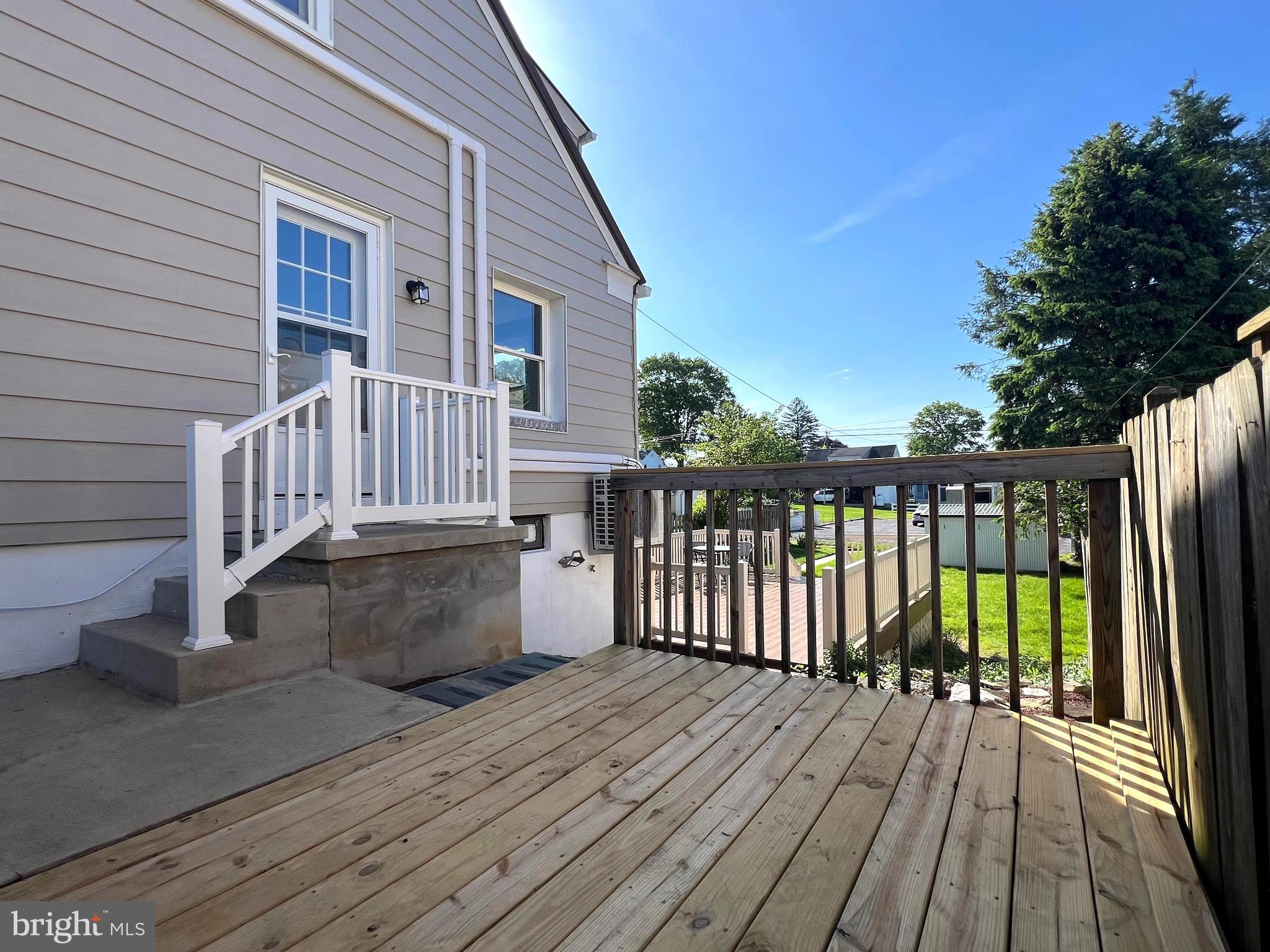 704 W MAPLE STREET