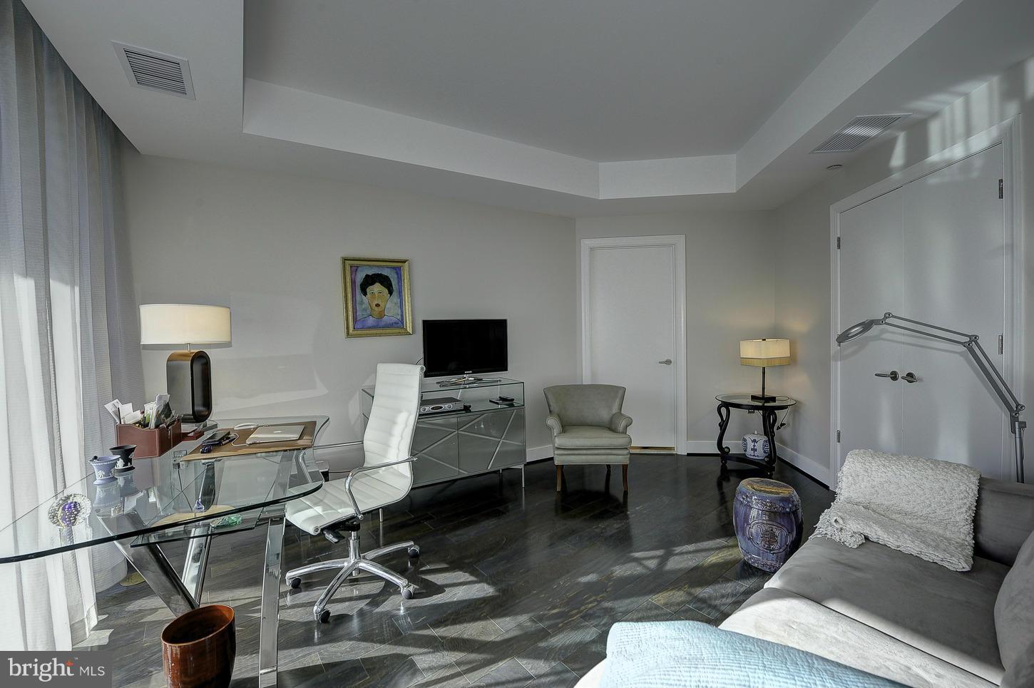 TURNBERRY TOWER - Residential