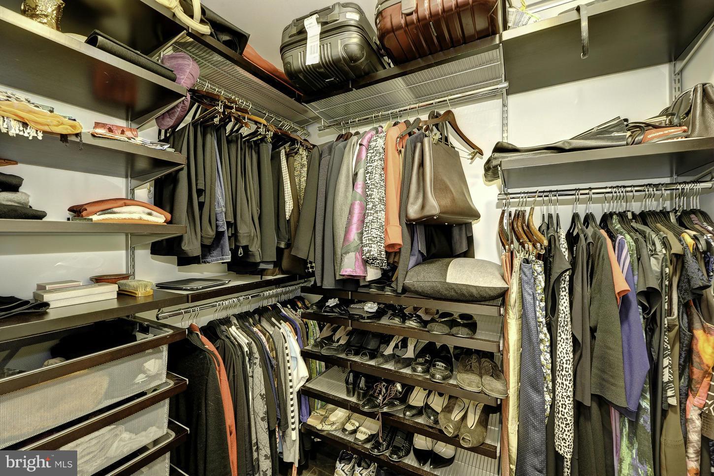 TURNBERRY TOWER - Residential