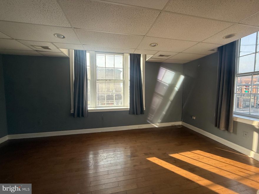 Charles Town downtown 2nd floor apartment, one bedroom and 2 bonus room, one and half bathroom, hardwood flooring in all rooms and living room. Primary room is large with a half bath, and there are also two small bonus rooms for an office, den or study. Tenant responsible for all utilities. No pets. City street parking, monthly pass and annual pass also available through the city. 14 min to MARC, 30 min to Leesburg VA.