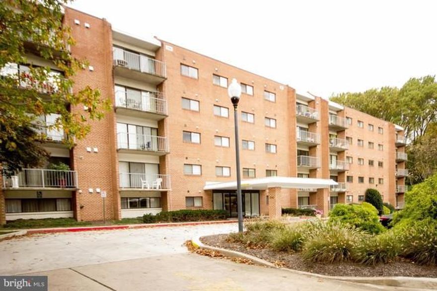 UNIQUE ONE BEDROOM CONDO IN THE WONDERFUL GREENGATE COMMUNITY. ALL REMODELED WITH NEW KITCHEN, GRANITE COUNTER TOP, STAINLESS STEEL APPLIANCES, CERAMIC TILES, AND WALK IN CLOSET. RECESS LIGHT IN LIVING AND DINING ROOM. PLENTY OF NATURAL LIGHT. NEW BATHROOM WITH WALK IN TUB.  BRAND NEW UNIT **MUST SEE**