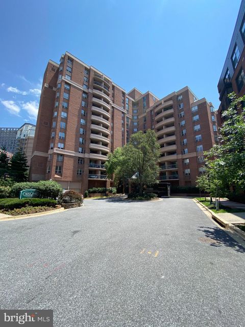 Photo of 4808 Moorland Lane #613, BETHESDA, MD 20814 (MLS # MDMC2185790)