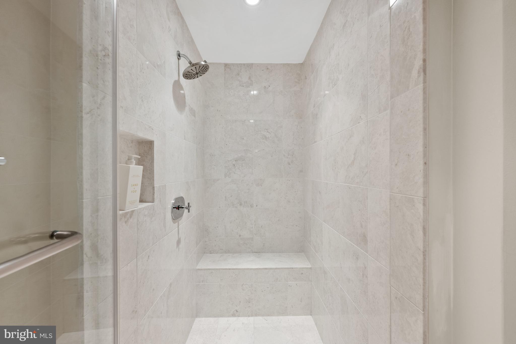 TURNBERRY TOWER - Residential