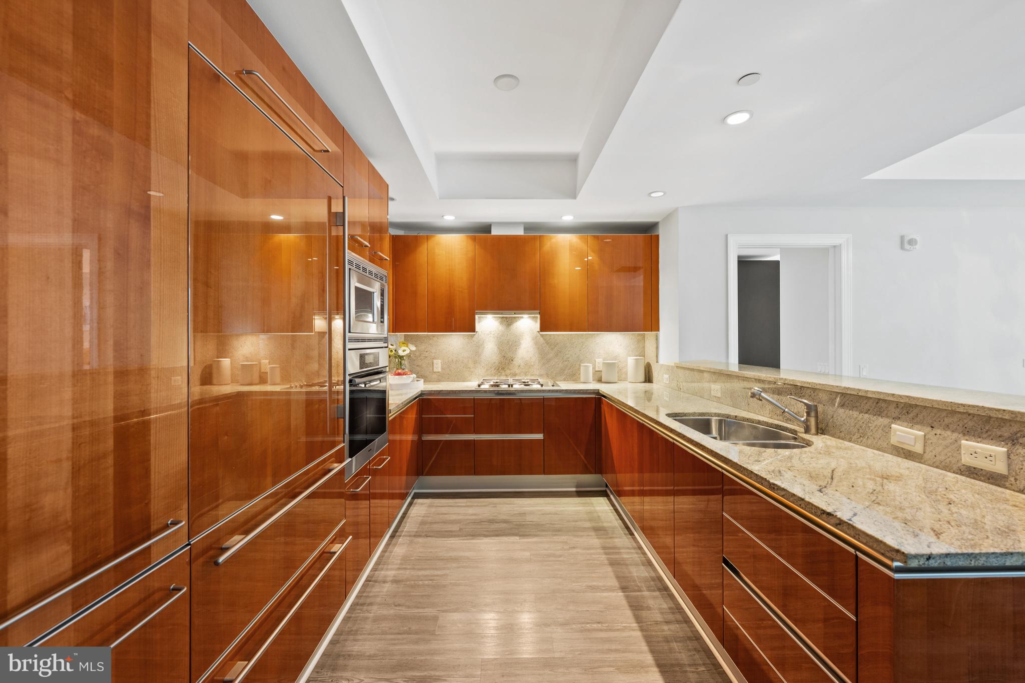 TURNBERRY TOWER - Residential